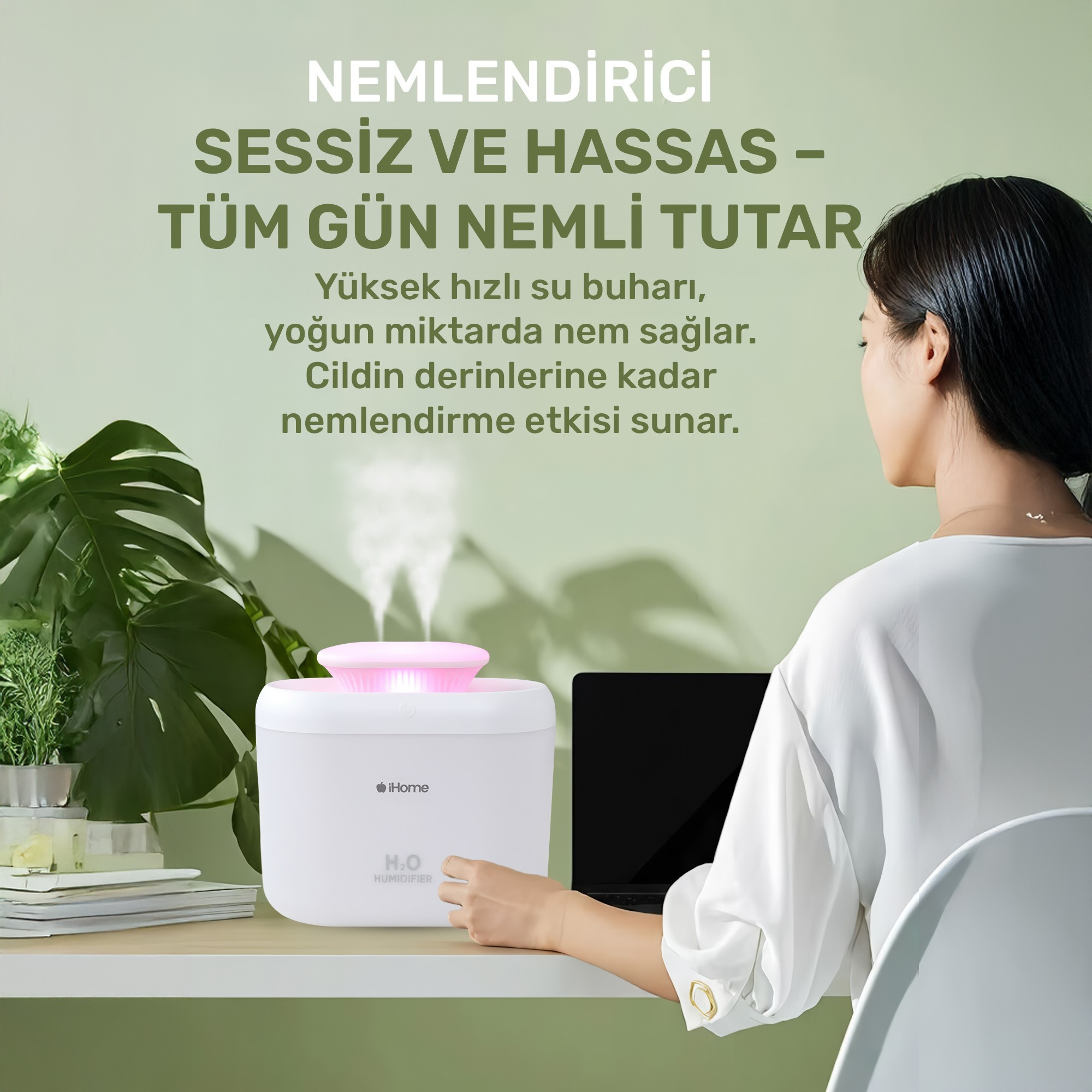 Bir kadın bir nemlendiricinin yanında bir masada oturuyor. Türkçe metin ürünü tanıtıyor.