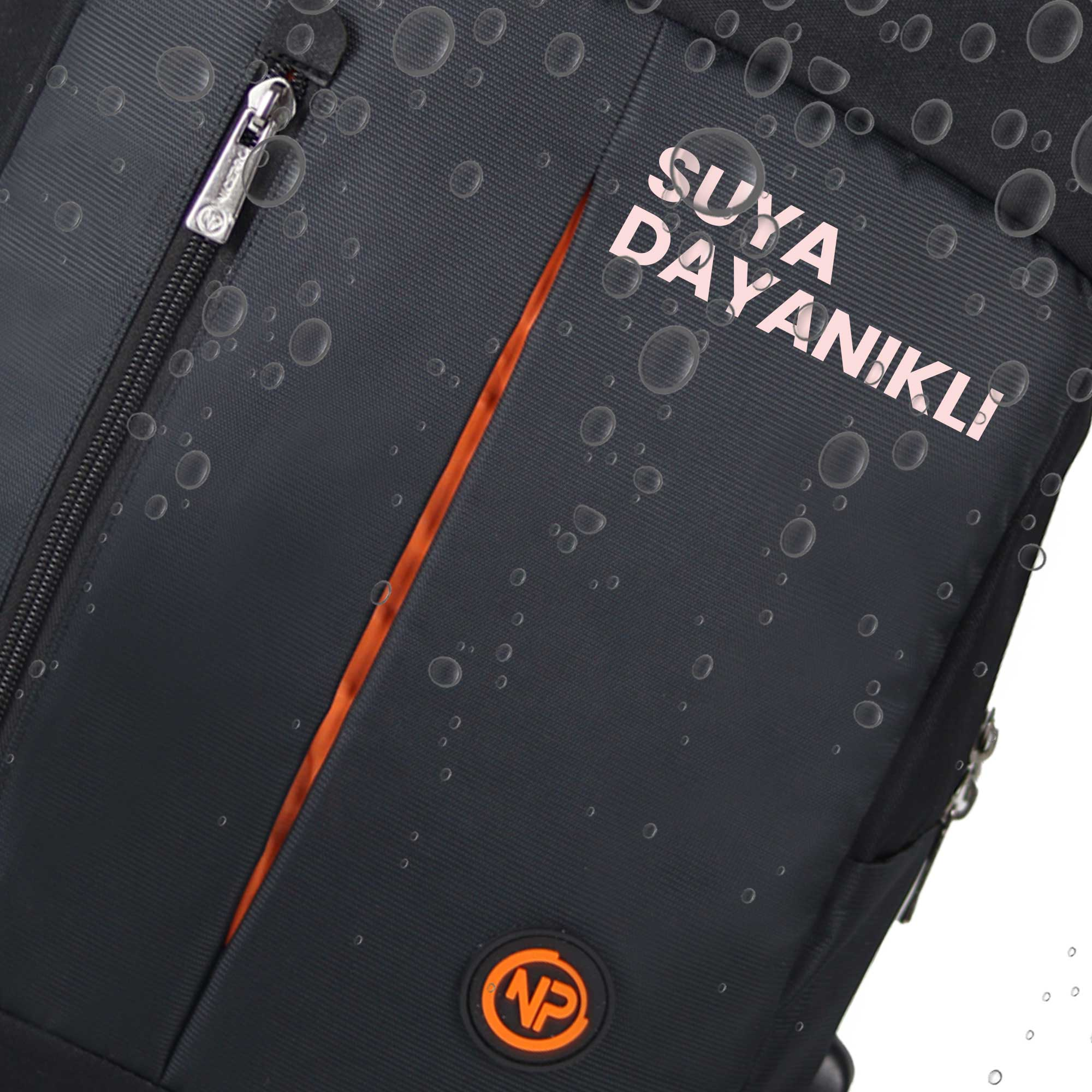 Turuncu detaylı siyah sırt çantası, "SUYA DAYANIKLI" yazısı görünür. Yüzeyde su damlacıkları var.