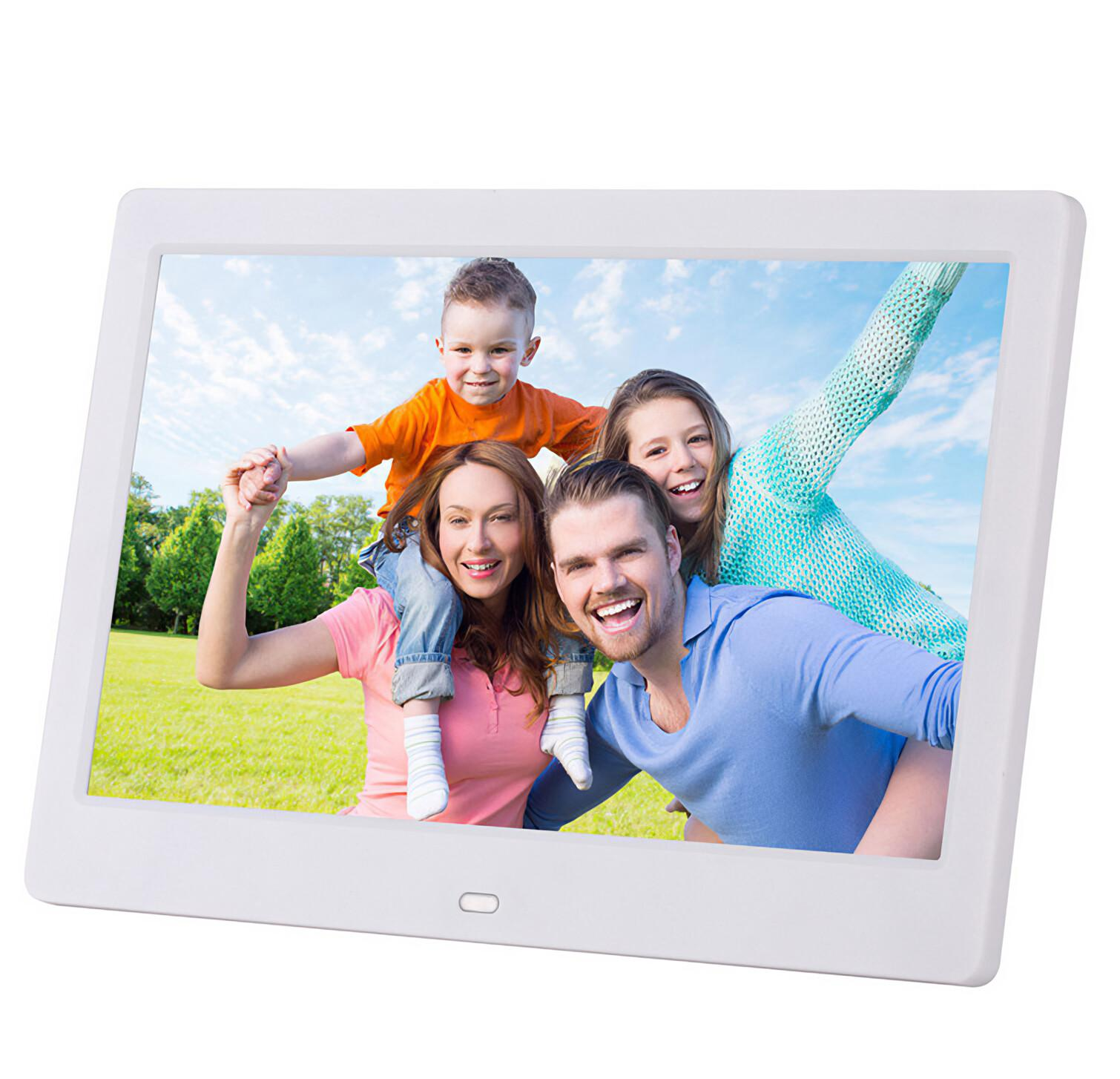 Ein Familienporträt in einem digitalen Bilderrahmen. Ein kleiner Junge sitzt auf den Schultern einer Frau. Andere Familienmitglieder lächeln.