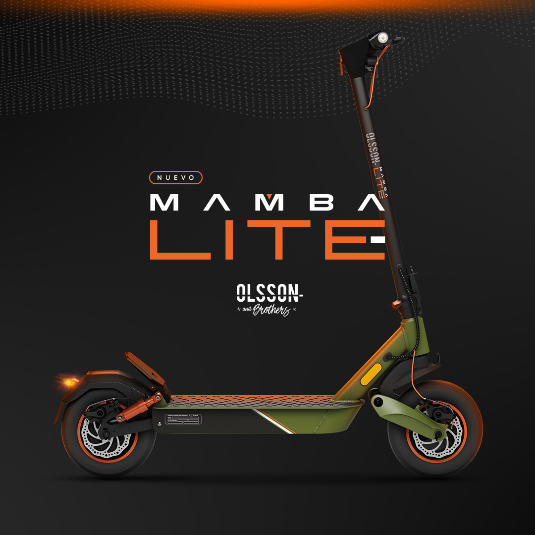 Un patinete eléctrico se muestra sobre un fondo negro. Es verde y negro con detalles en naranja. La marca es Olsson Mamba Lite.