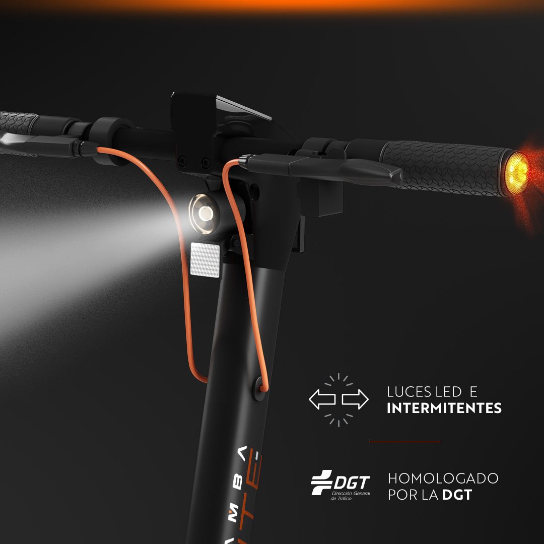 Detalle de patinete eléctrico negro con cable naranja y luces. Se destacan luces LED e intermitentes. Aprobado por la DGT.