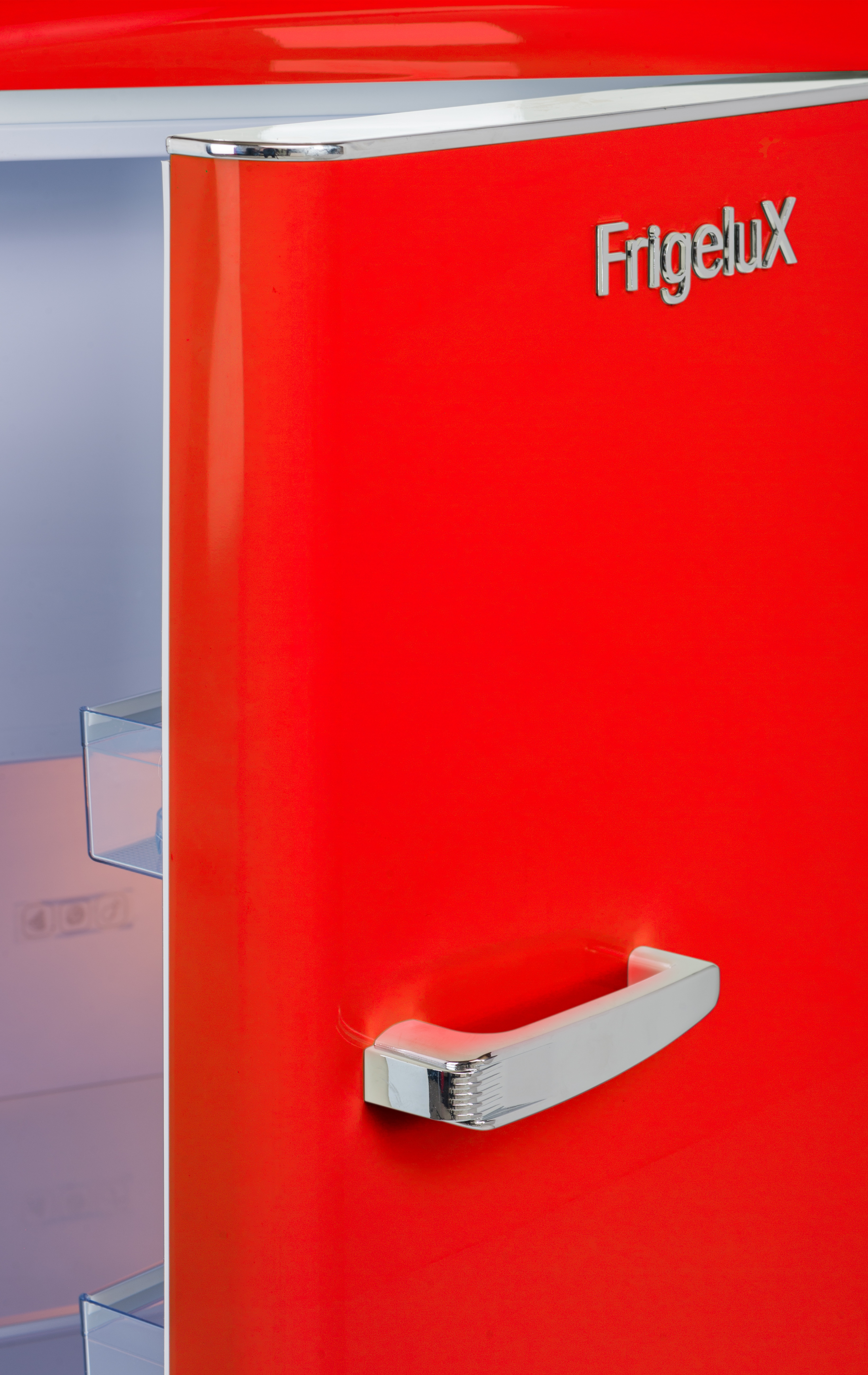Ein roter FrigeluX-Kühlschrank mit silbernem Griff ist geöffnet. Der Innenraum ist links sichtbar.