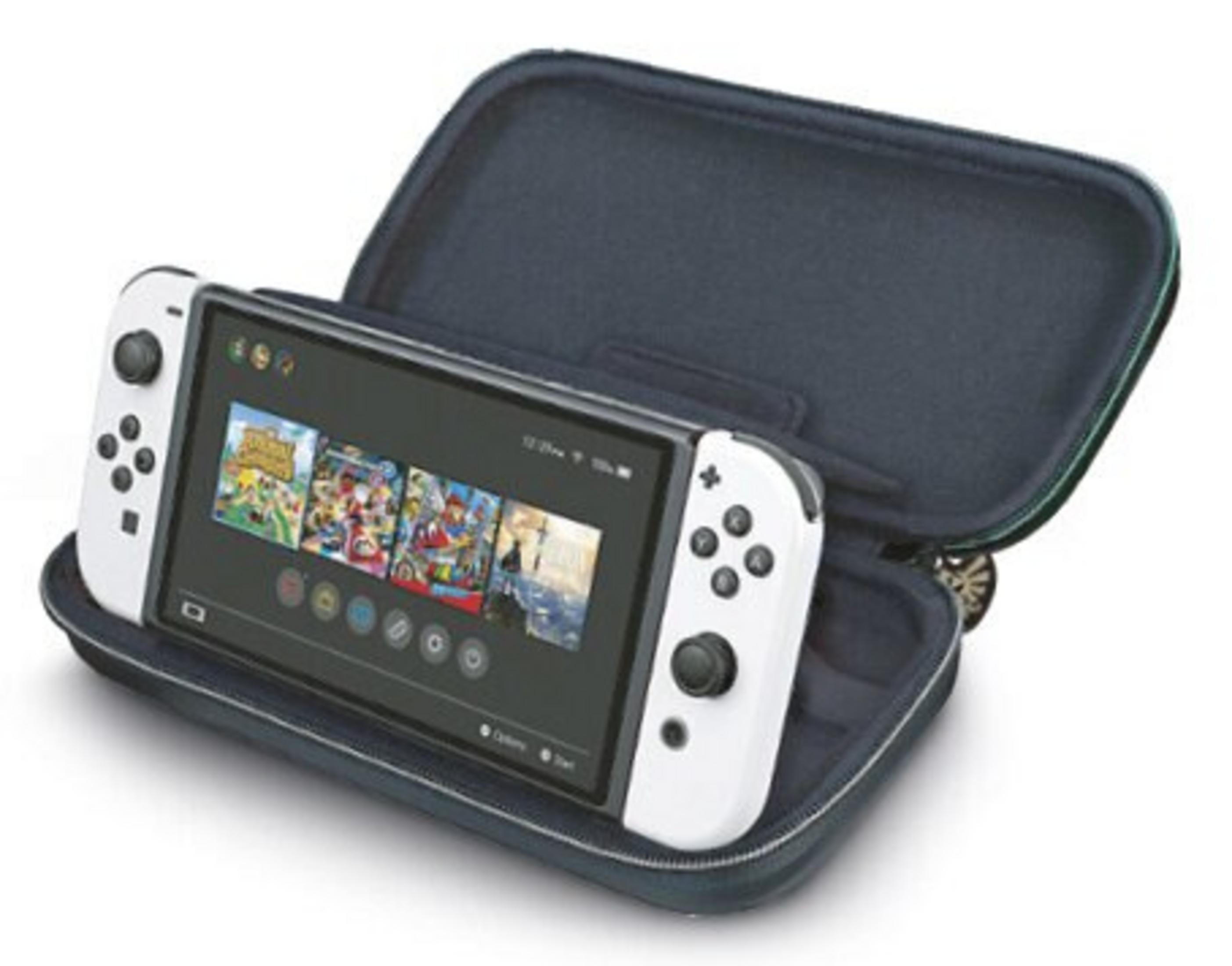 Białe Nintendo Switch spoczywa w otwartym, ciemnoniebieskim etui. Ekran wyświetla ikony gier. Etui jest zamykane na zamek.