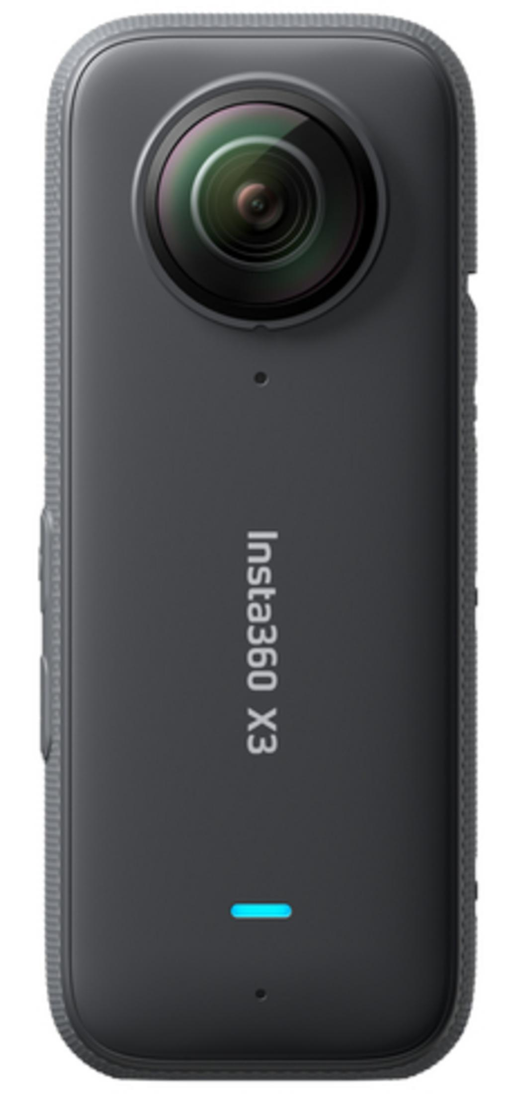Una fotocamera Insta360 X3 grigio scuro. Ha una forma rettangolare arrotondata con un grande obiettivo. Il nome e una luce sono visibili.