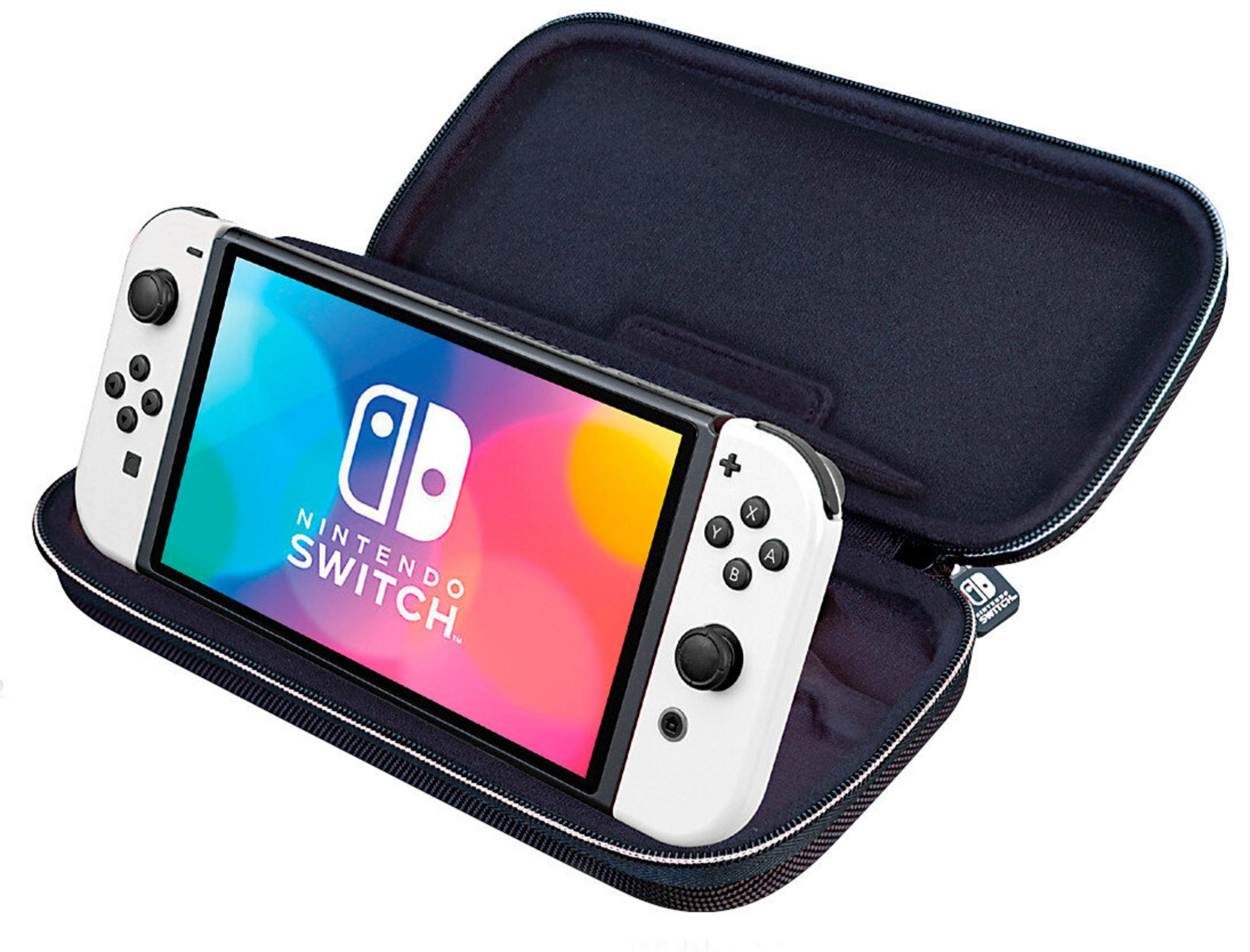 Una console Nintendo Switch bianca in una custodia blu scuro. Lo schermo mostra il logo Nintendo Switch.