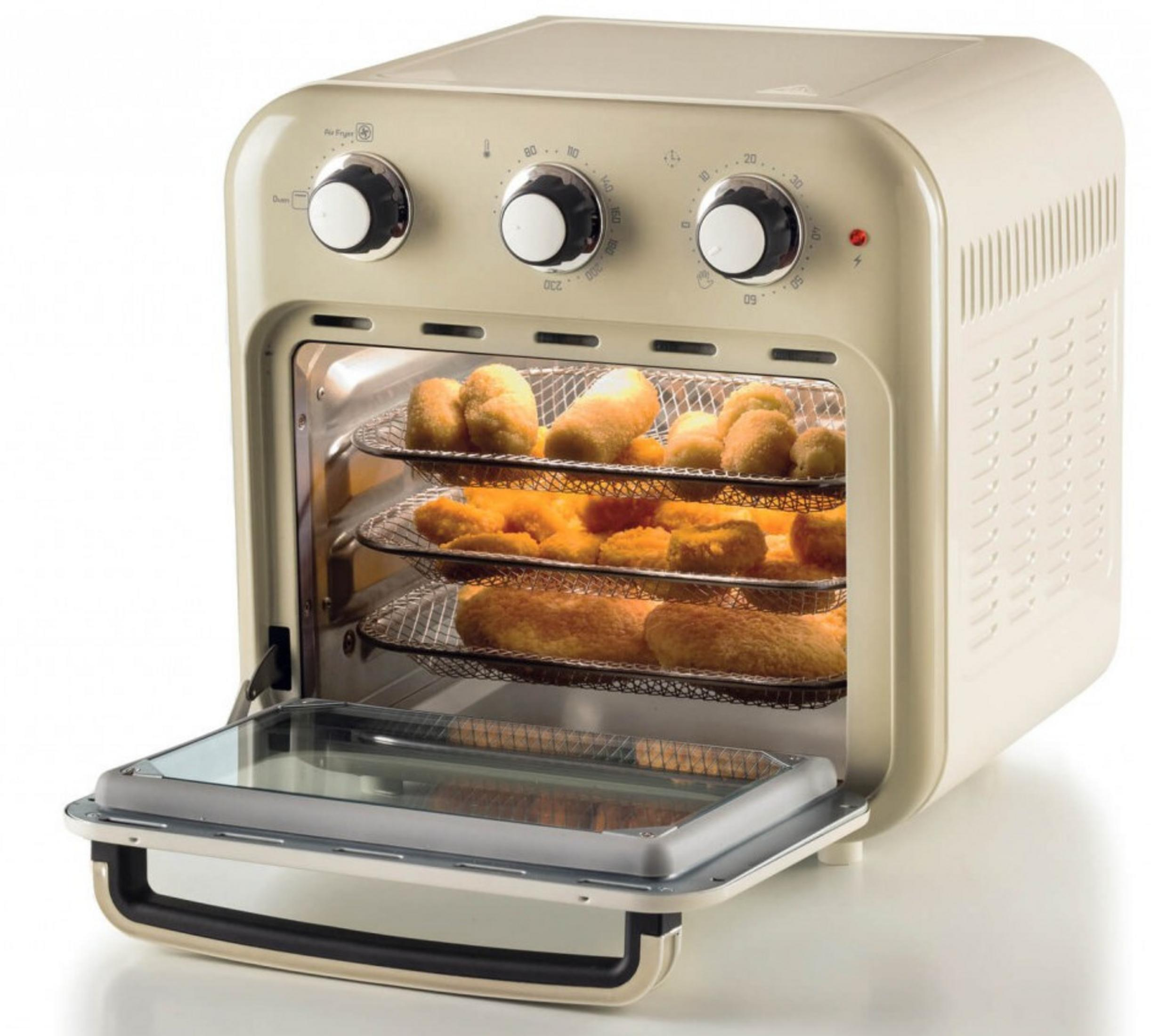Frytkownica powietrzna z jedzeniem w środku, otwarte drzwi. Pokrętła na górze. Beżowy kolor. Złoty brąz.