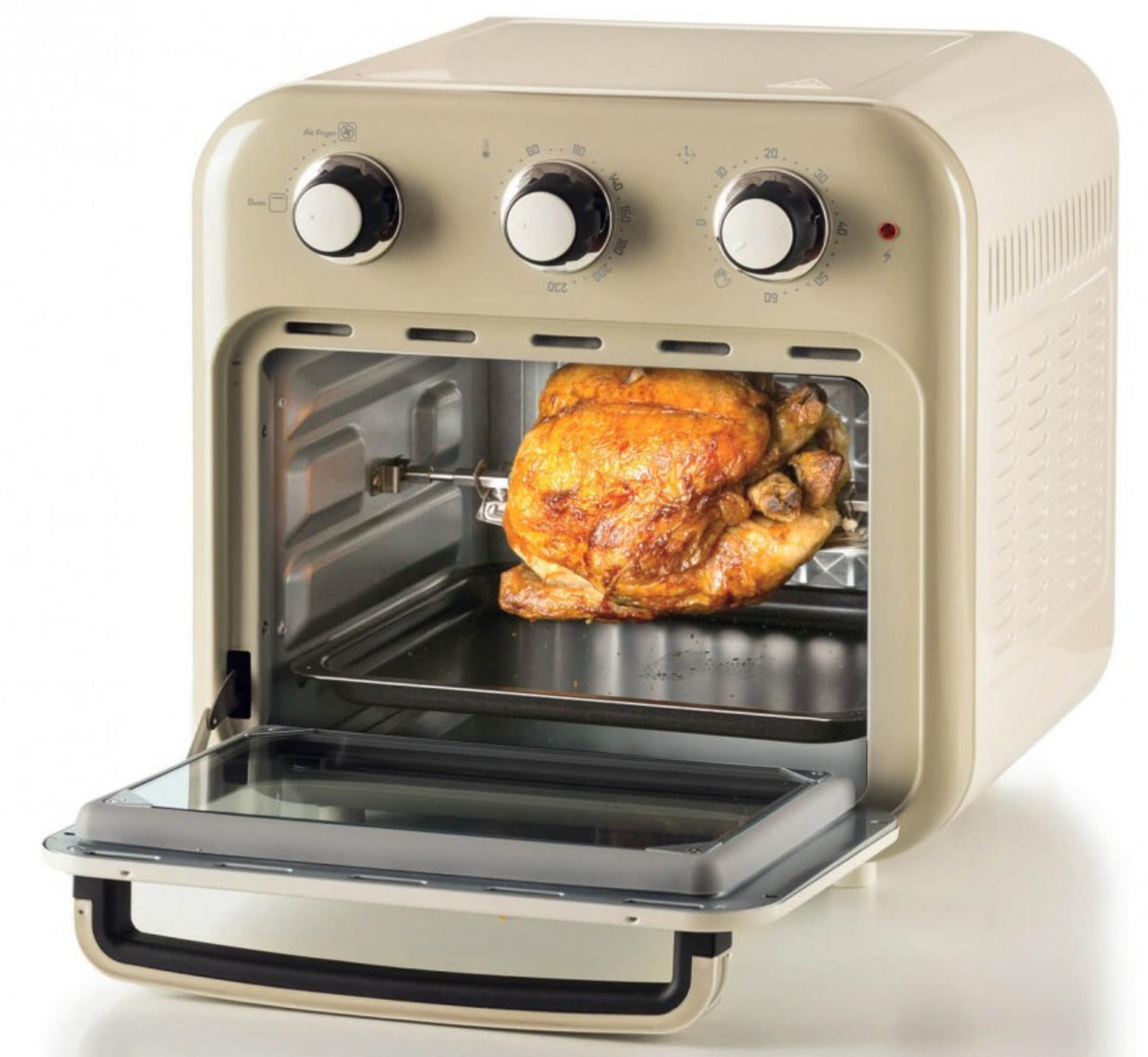 Frytownica powietrzna z pieczonym kurczakiem w środku. Drzwi otwarte, elementy sterujące u góry.
