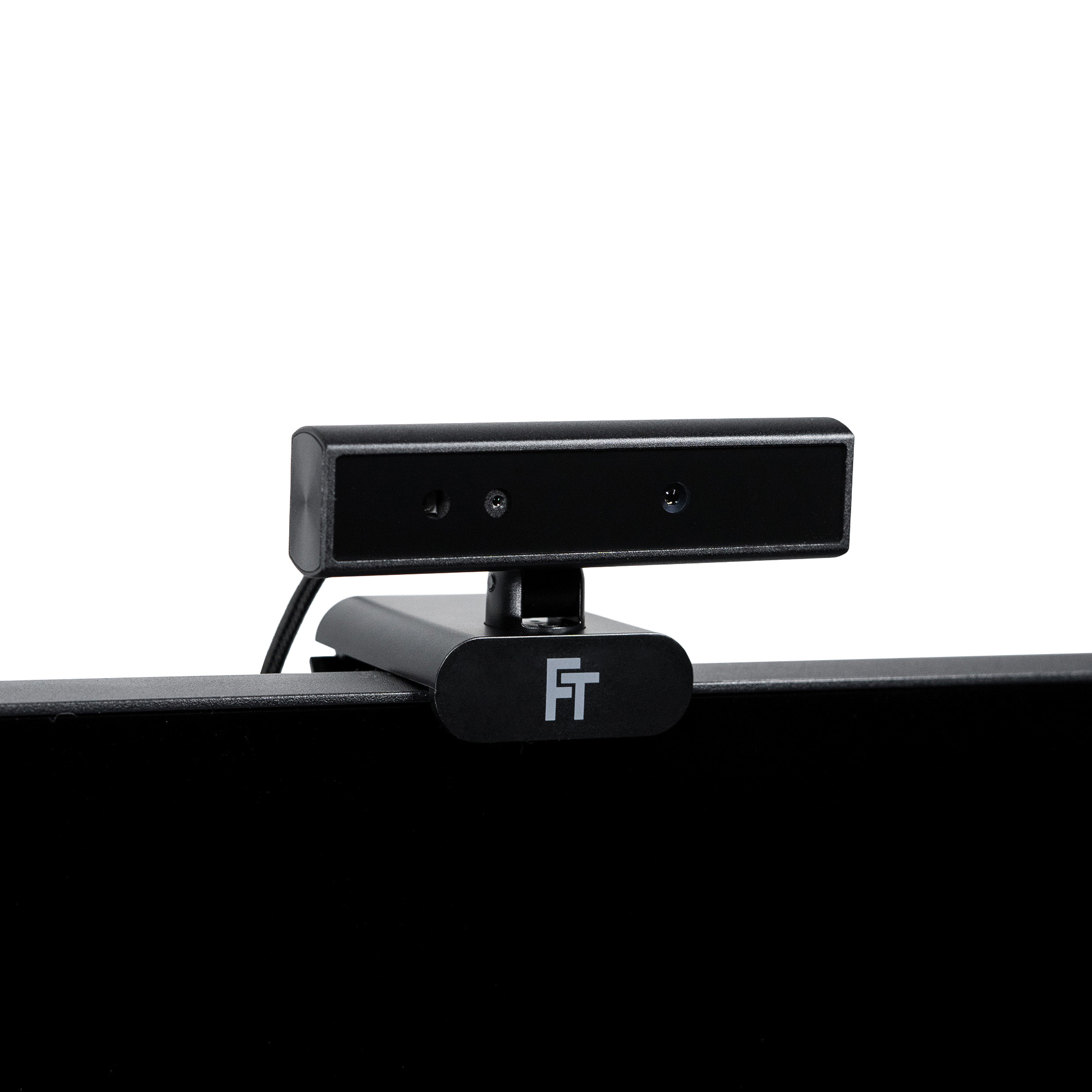 Eine schwarze Webcam ist auf einer schwarzen Oberfläche montiert. Die Webcam hat drei Linsen und das Logo FT ist sichtbar.