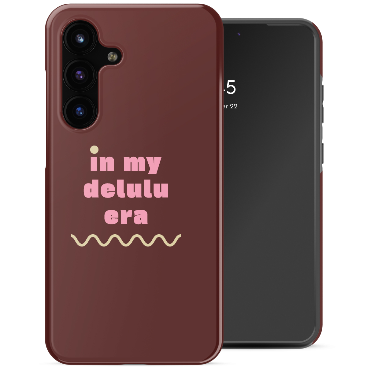 Una custodia per telefono con la scritta 'in my delulu era' e una linea ondulata. Lo schermo mostra l'ora e la data.