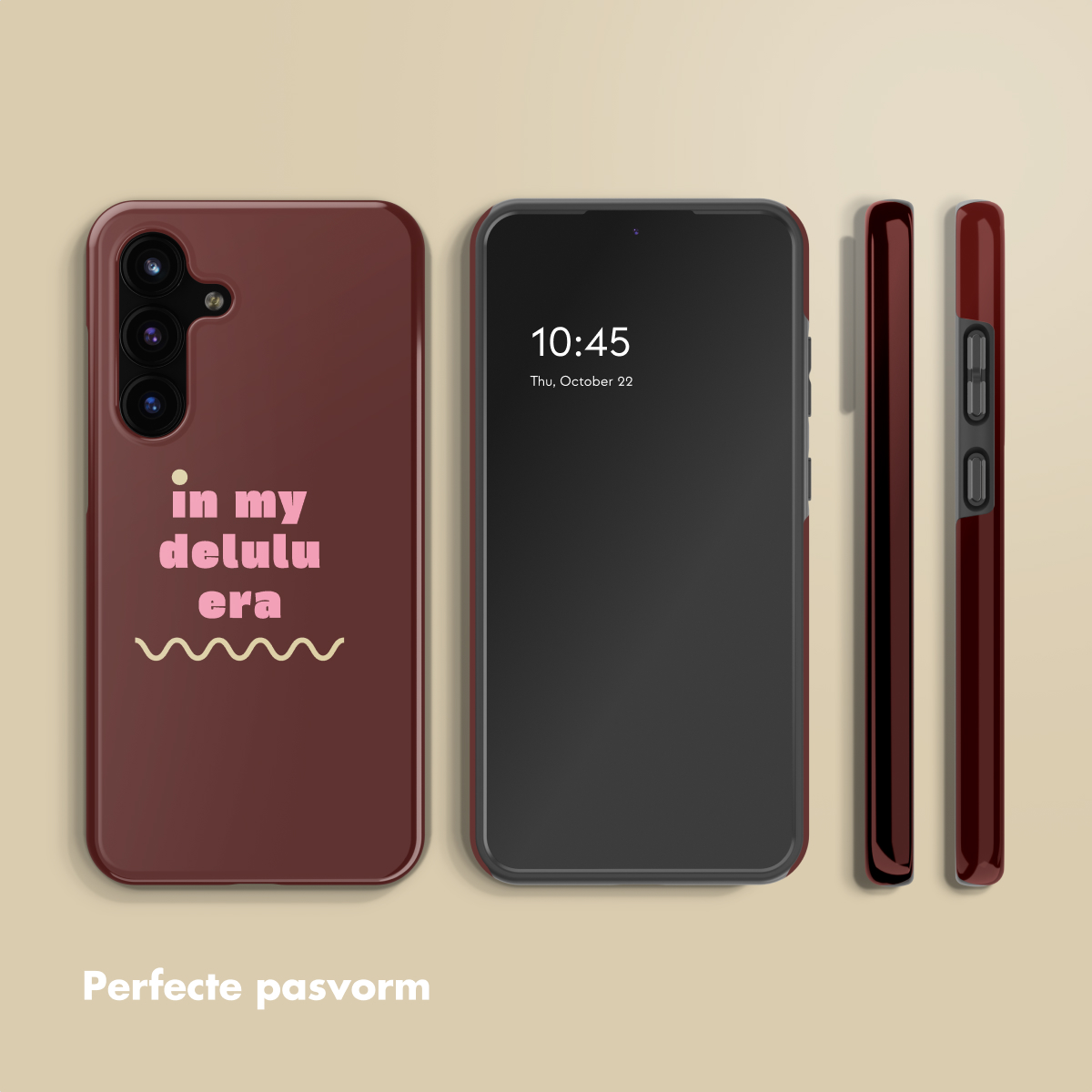 Vengono mostrati un telefono e delle custodie. Una custodia recita 'in my delulu era'. Lo schermo del telefono mostra l'ora. La custodia è bordeaux.