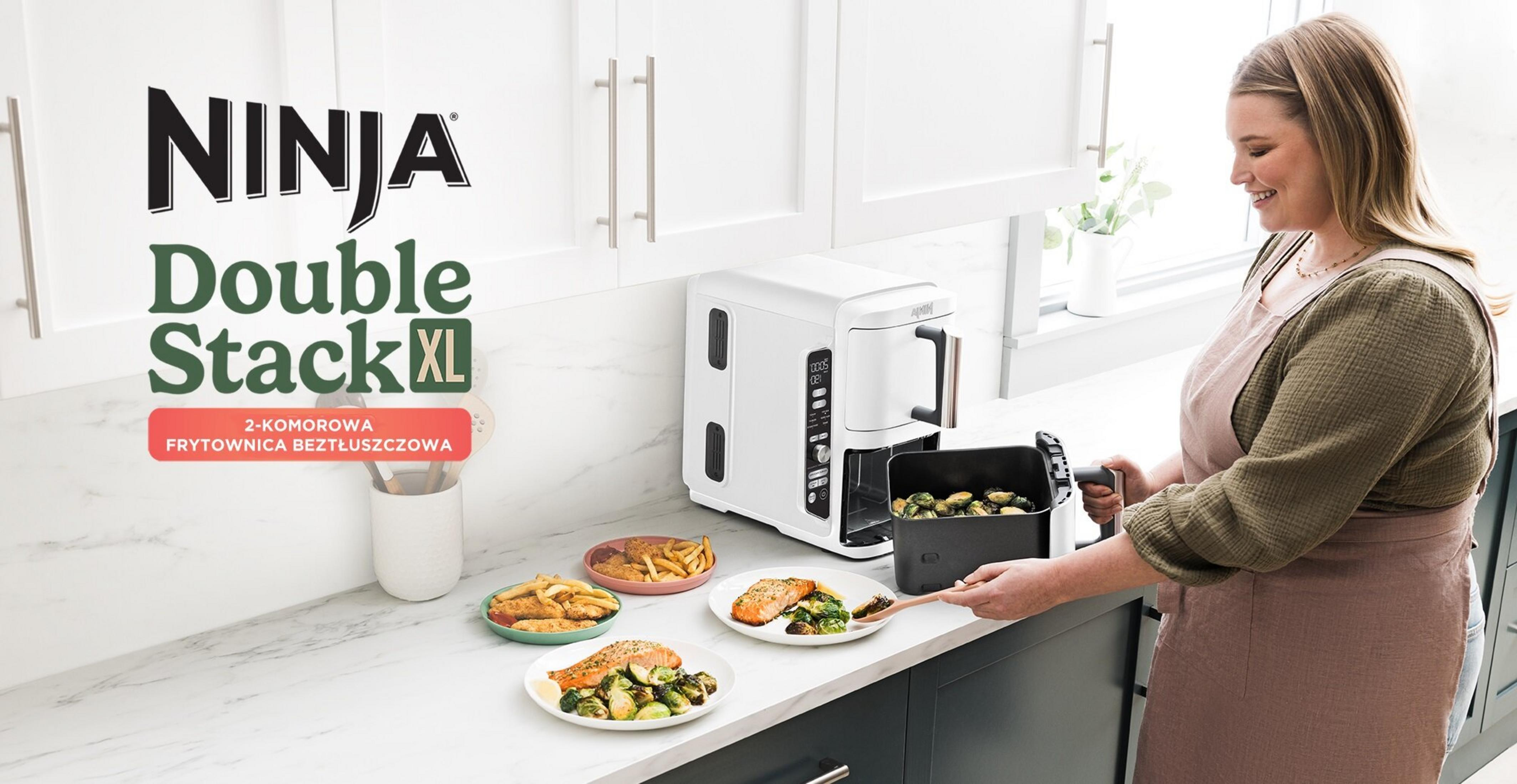 Kobieta przygotowuje jedzenie z Ninja Double Stack XL. Talerze z jedzeniem na blacie. Frytownica beztłuszczowa w tle.