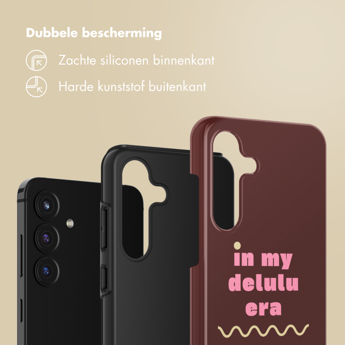 Tre custodie per telefono: nere, rosso scuro e nere. La custodia rosso scuro ha il testo 'in my delulu era'. Il testo in alto dice 'doppia protezione'.