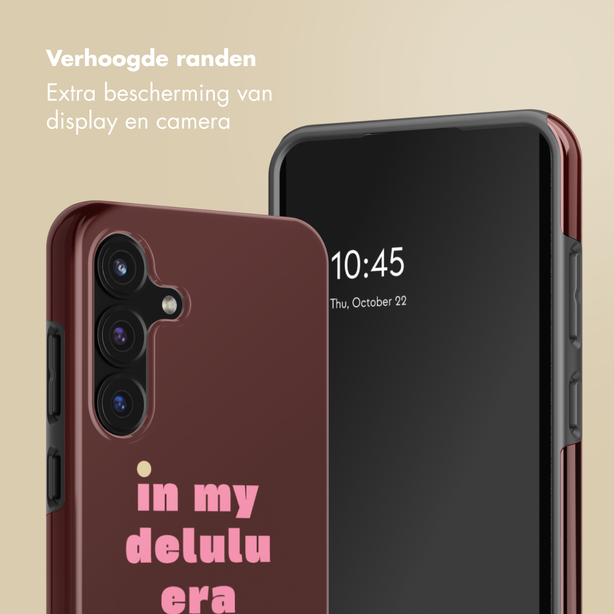 Un telefono in una custodia bordeaux mostra 'in my delulu era'. Un altro telefono mostra l'ora 10:45. Il testo dice 'Verhoogde randen'.