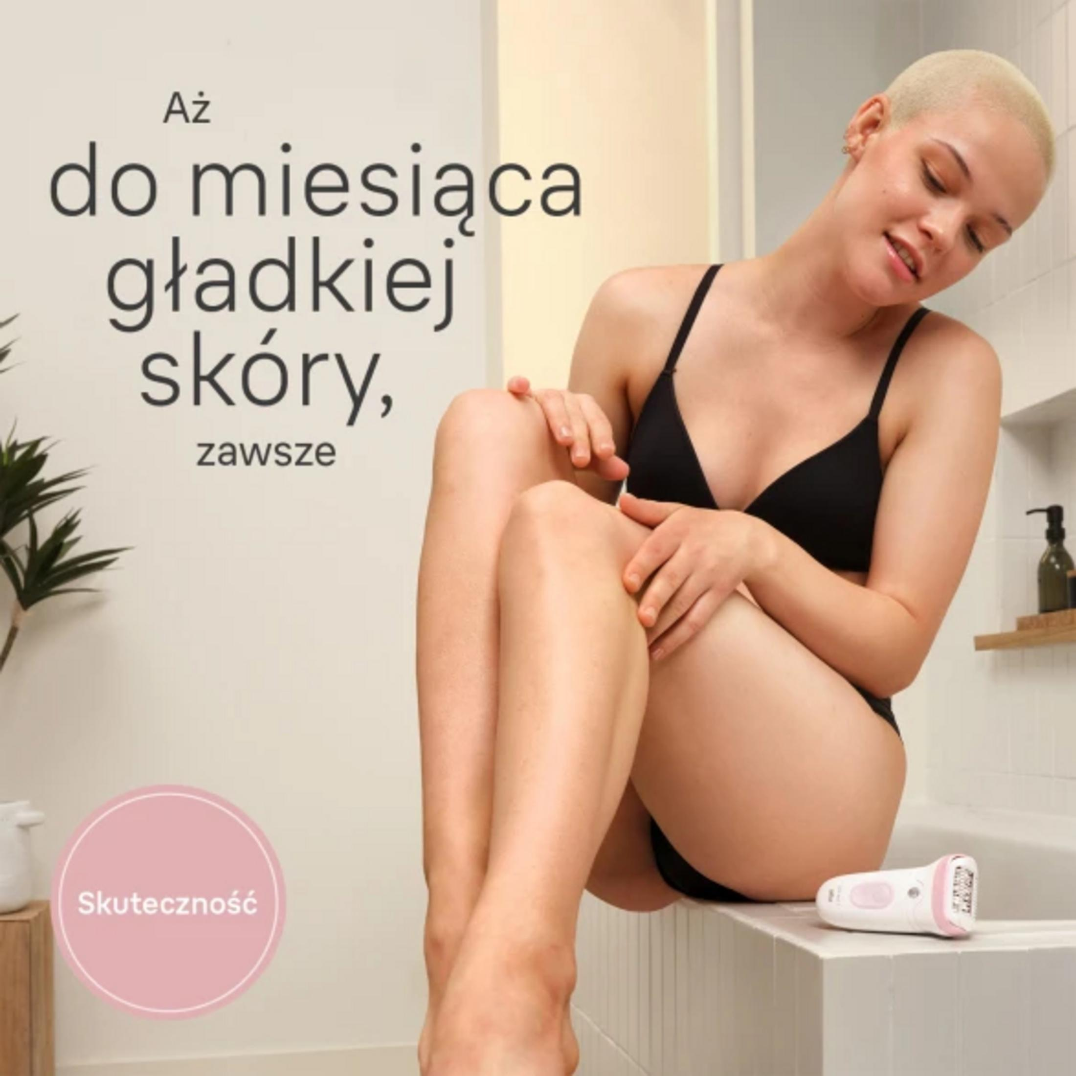 Donna in reggiseno nero si tocca la gamba. Il testo dice 'pelle liscia per mesi'. Si vede un epilatore rosa.