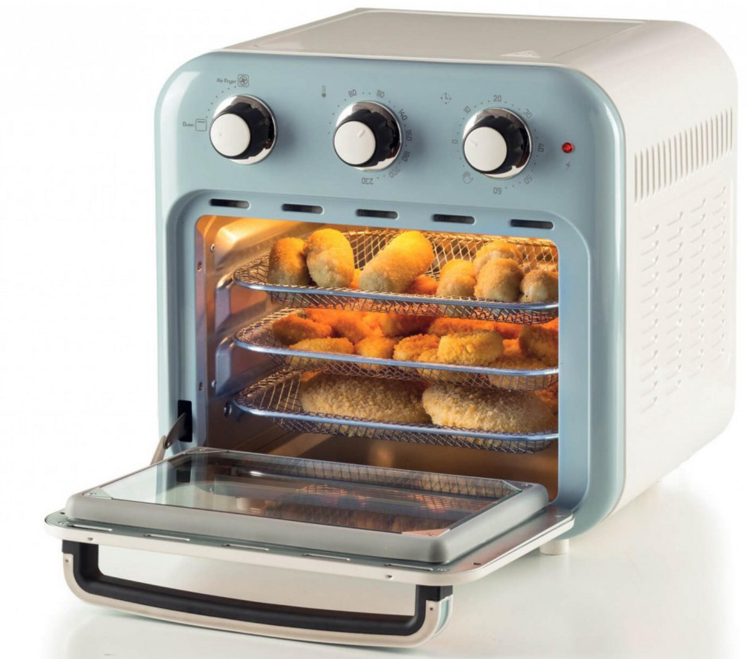 Piekarnik z frytkownicą powietrzną z jedzeniem w środku. Drzwi są otwarte, pokazując trzy półki z różnymi smażonymi potrawami.