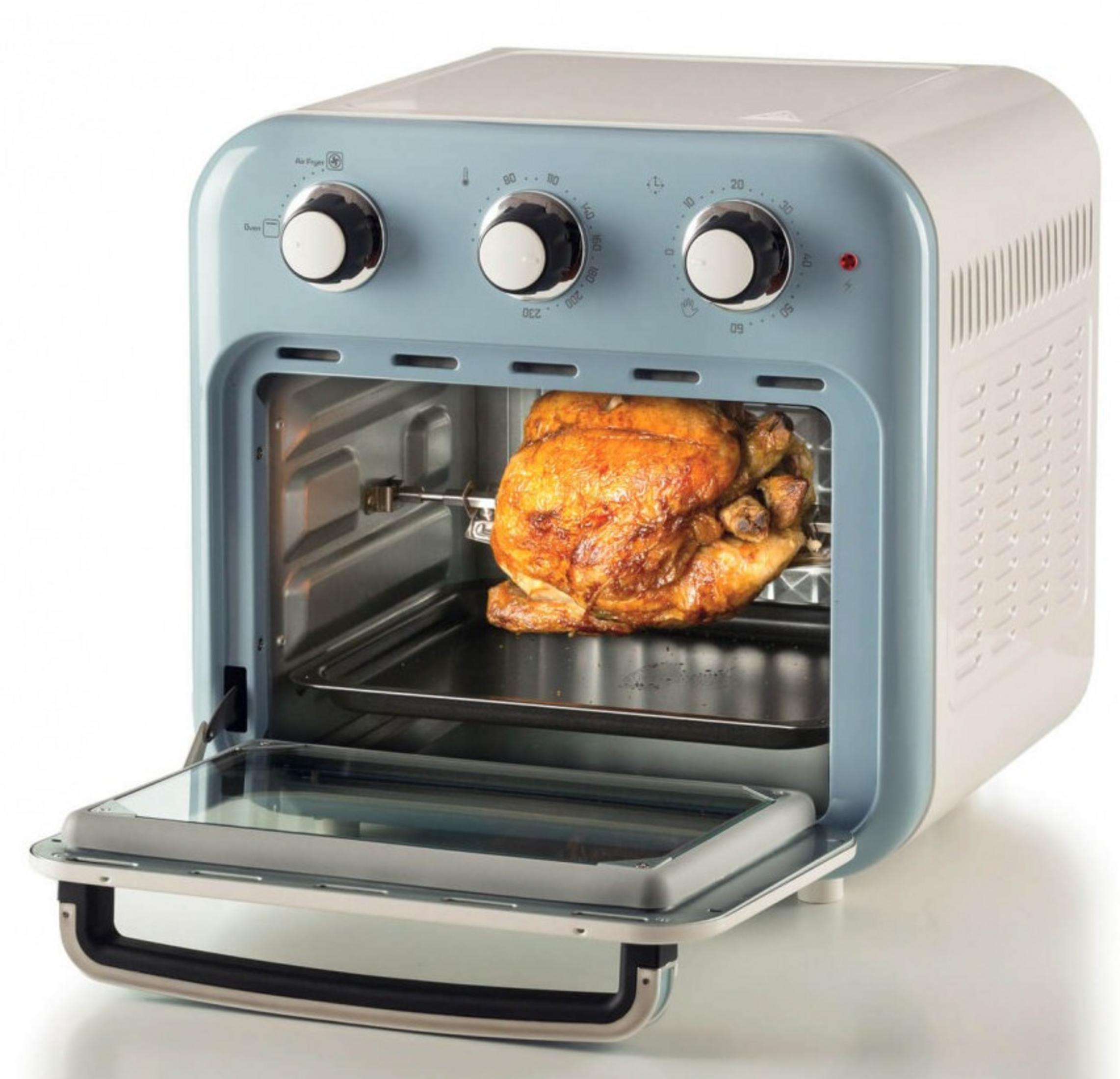 Piekarnik w stylu retro z otwartymi drzwiami, w środku pieczony kurczak. Piekarnik jest niebiesko-biały.