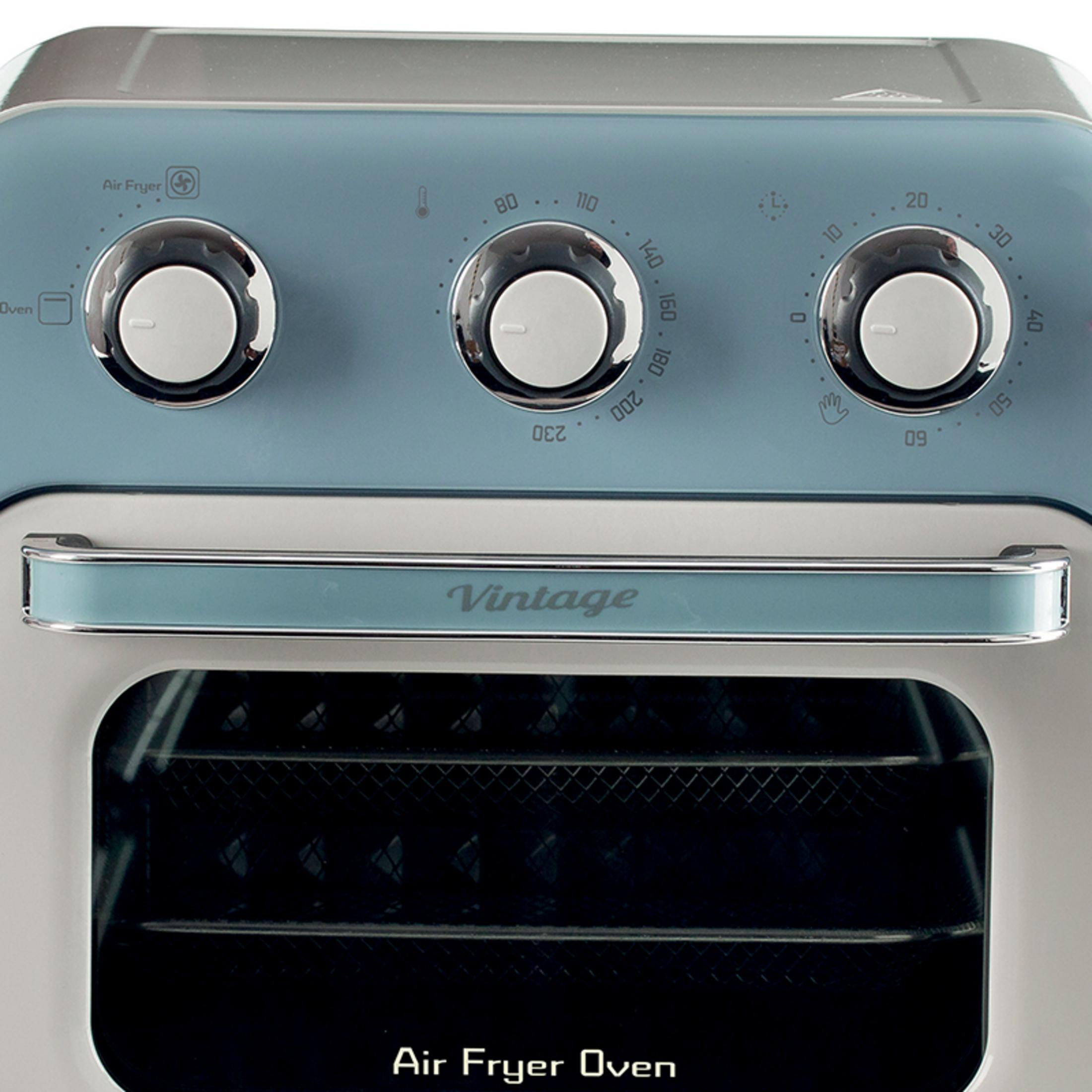Zbliżenie na piekarnik z frytkownicą powietrzną w stylu vintage. Ma niebieskie i białe kolory oraz pokrętła sterowania. Na drzwiach napis 'Air Fryer Oven'.