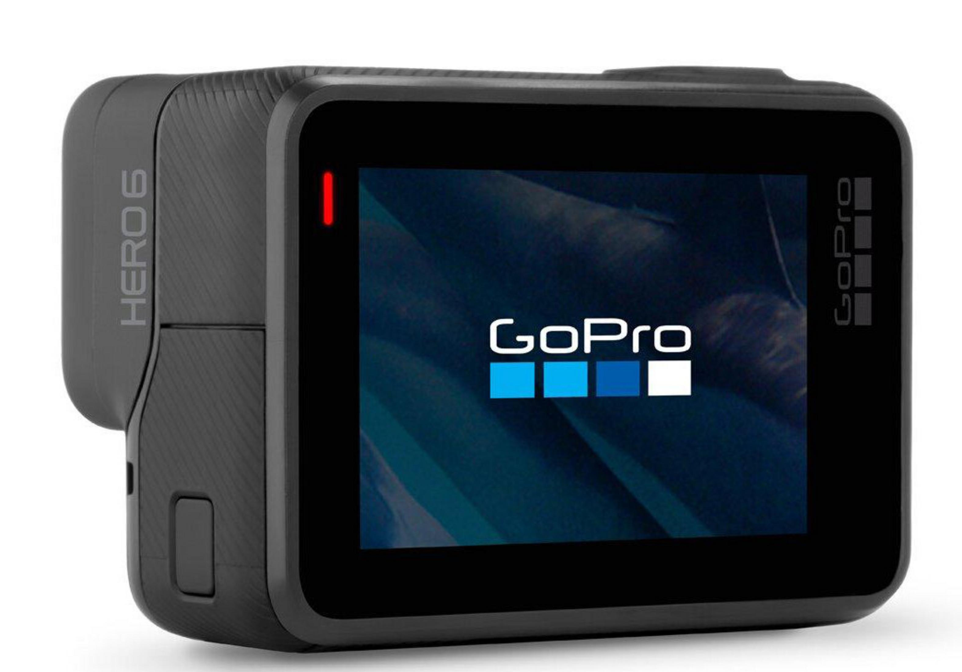 Eine schwarze GoPro Hero 6 Kamera wird angezeigt und zeigt das GoPro-Logo auf dem Bildschirm.
