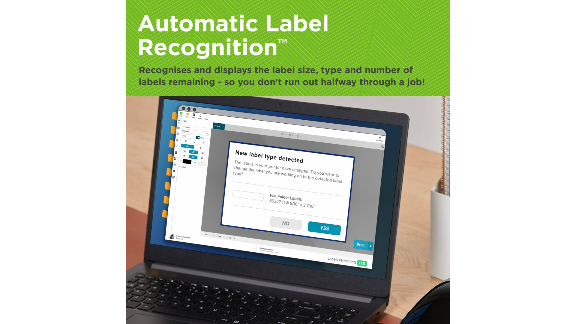 Laptop zeigt Etikettenerkennungssoftware. Ein Popup fragt nach Änderung des Etikettentyps. Text: 'File Folder Labels', mit Abmessungen.