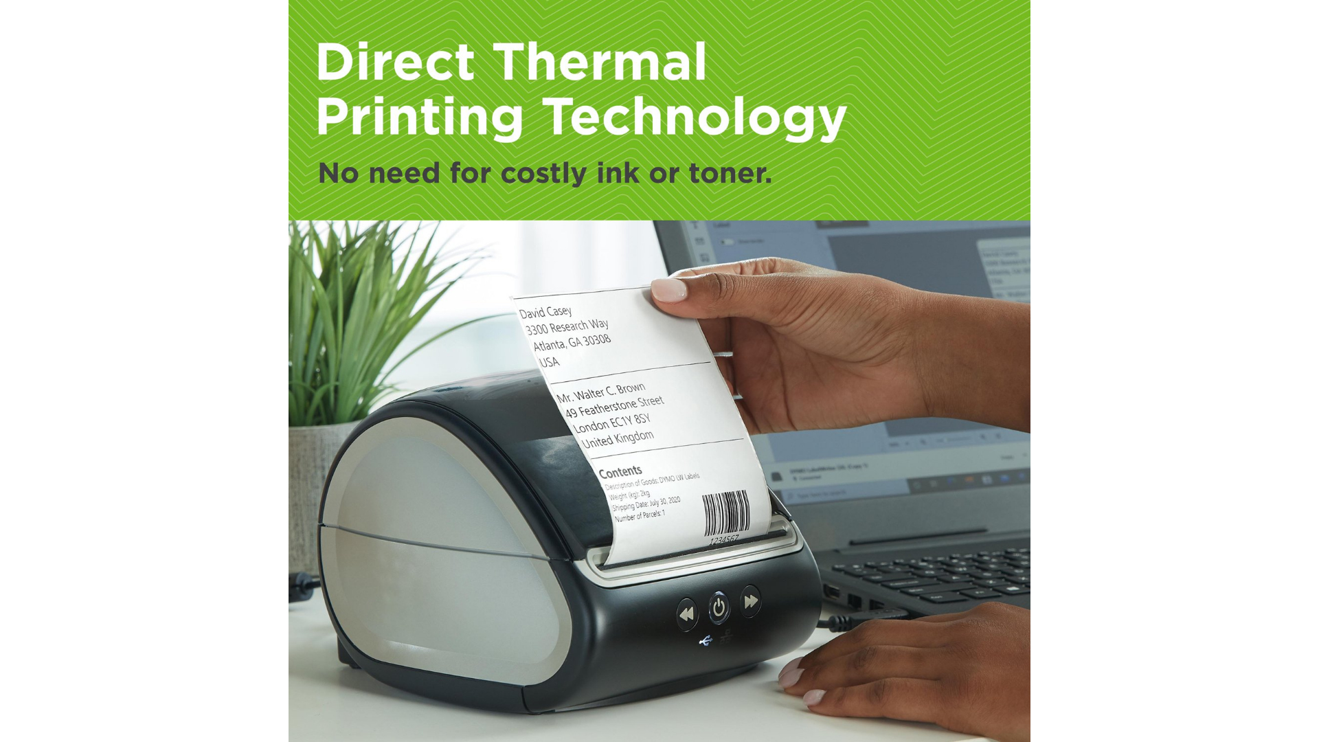 Eine Hand hält ein Etikett, das von einem schwarz-weißen Thermodrucker gedruckt wird und Adressinformationen anzeigt.