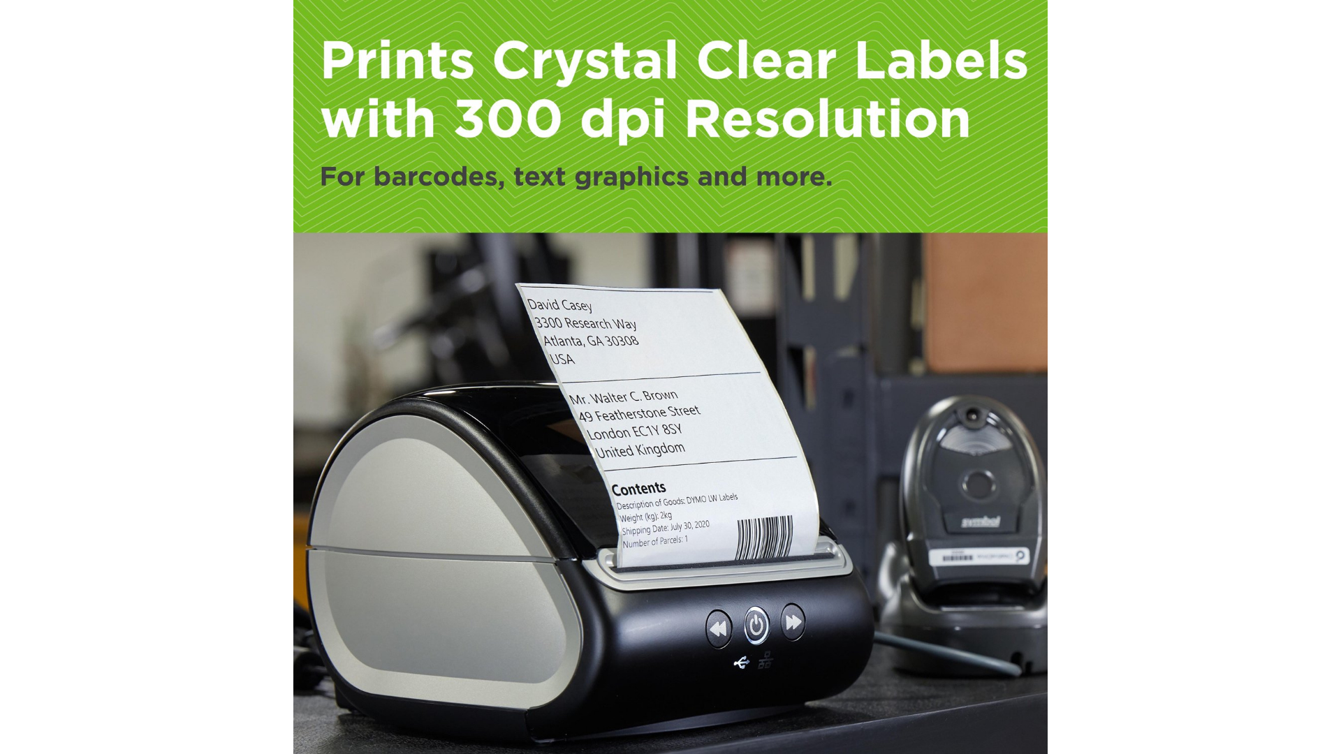 Ein Etikettendrucker druckt ein Versandetikett. Text oben: 'Prints Crystal Clear Labels'. Ein Barcode-Scanner ist sichtbar.