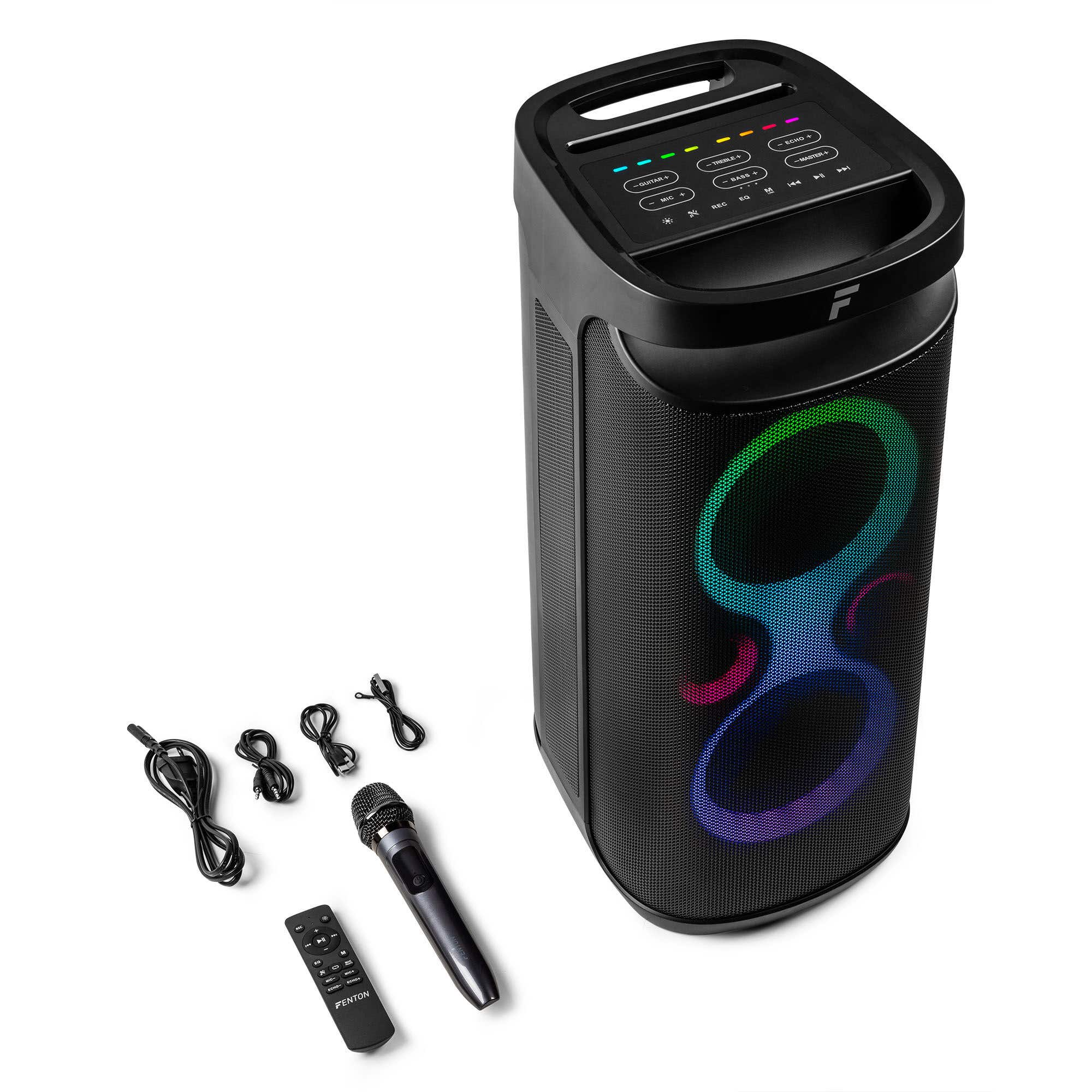 Altavoz negro con asa, luces coloridas, micrófono, mando a distancia y cables sobre una superficie blanca.