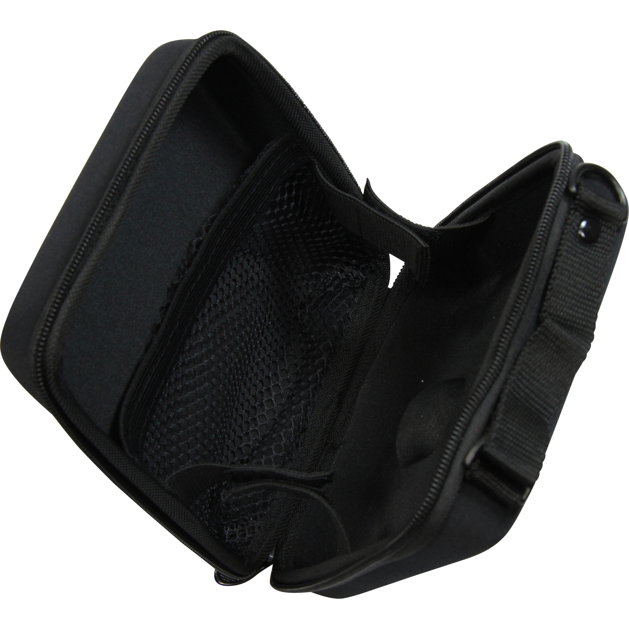 Geöffnete schwarze Hülle mit Reißverschluss, Netztasche und Riemen auf weißem Hintergrund.