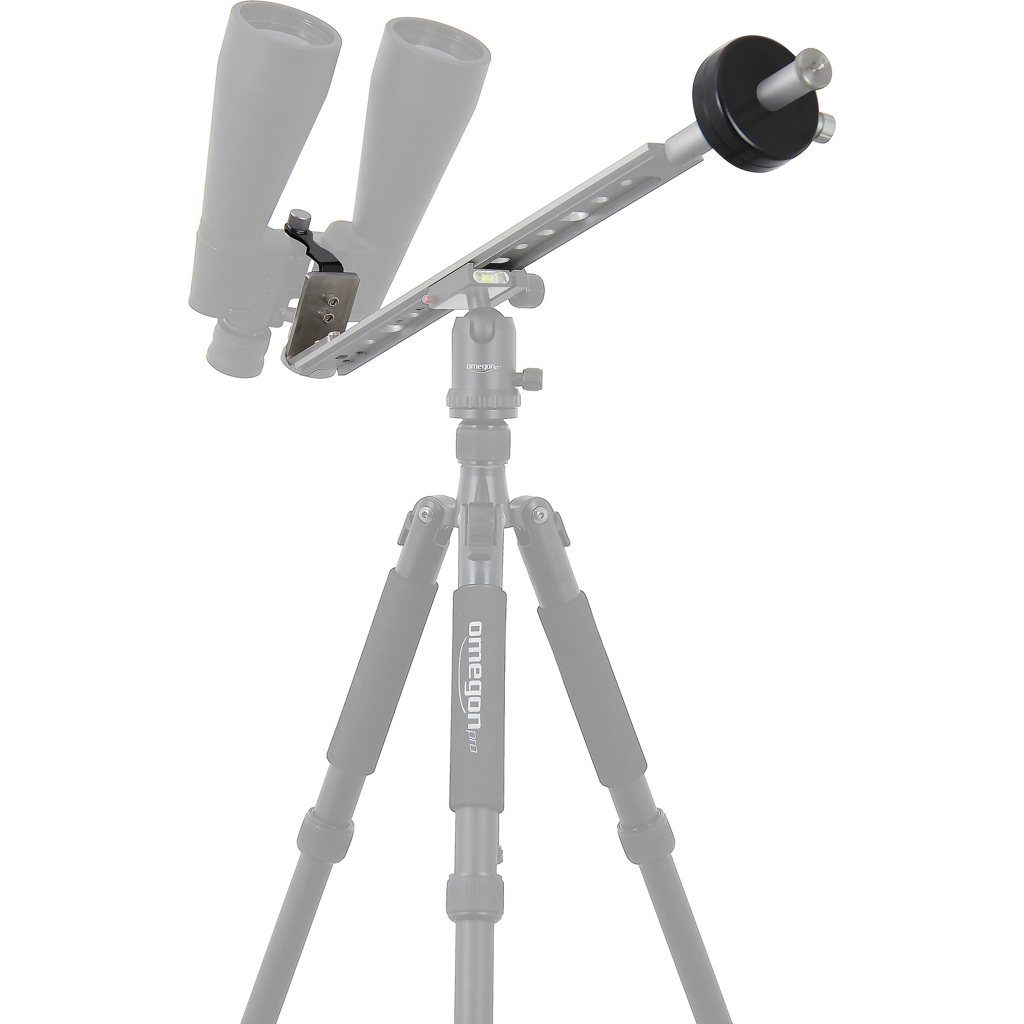 Ein Fernglas ist über einen Adapter auf einem Stativ montiert. Das Stativ ist schwarz und grau. Der Hintergrund ist weiß.