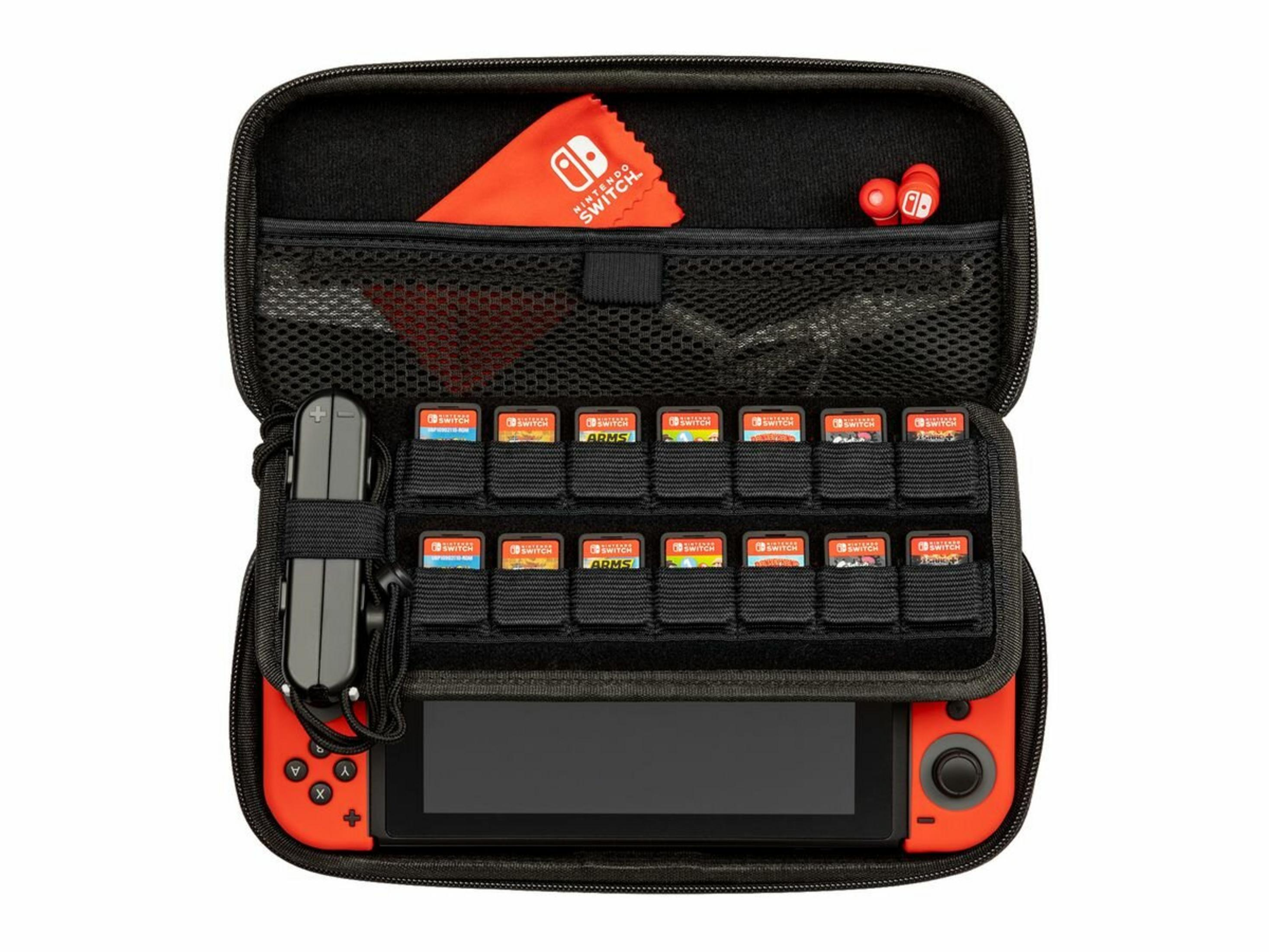 Otwarta czarna walizka z Nintendo Switch, grami, czerwonymi akcesoriami i ściereczką do czyszczenia.