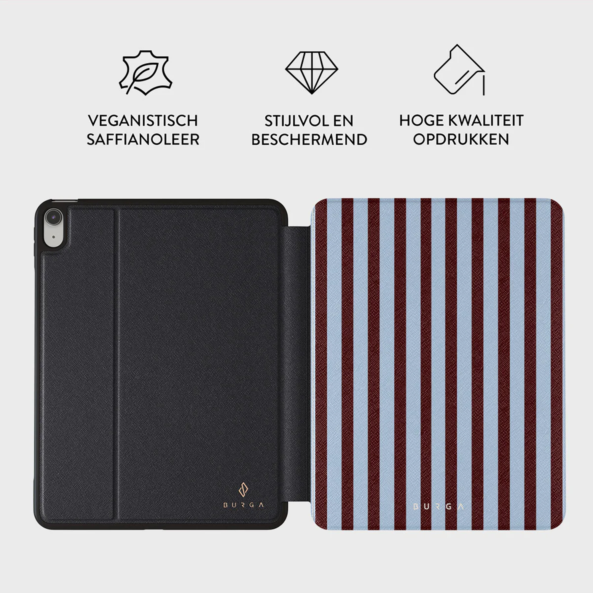 Open iPad-hoes met zwart exterieur en gestreept interieur, bordeauxrood en lichtblauw. Teksten: vegan leer, stijlvol, hoge kwaliteit.