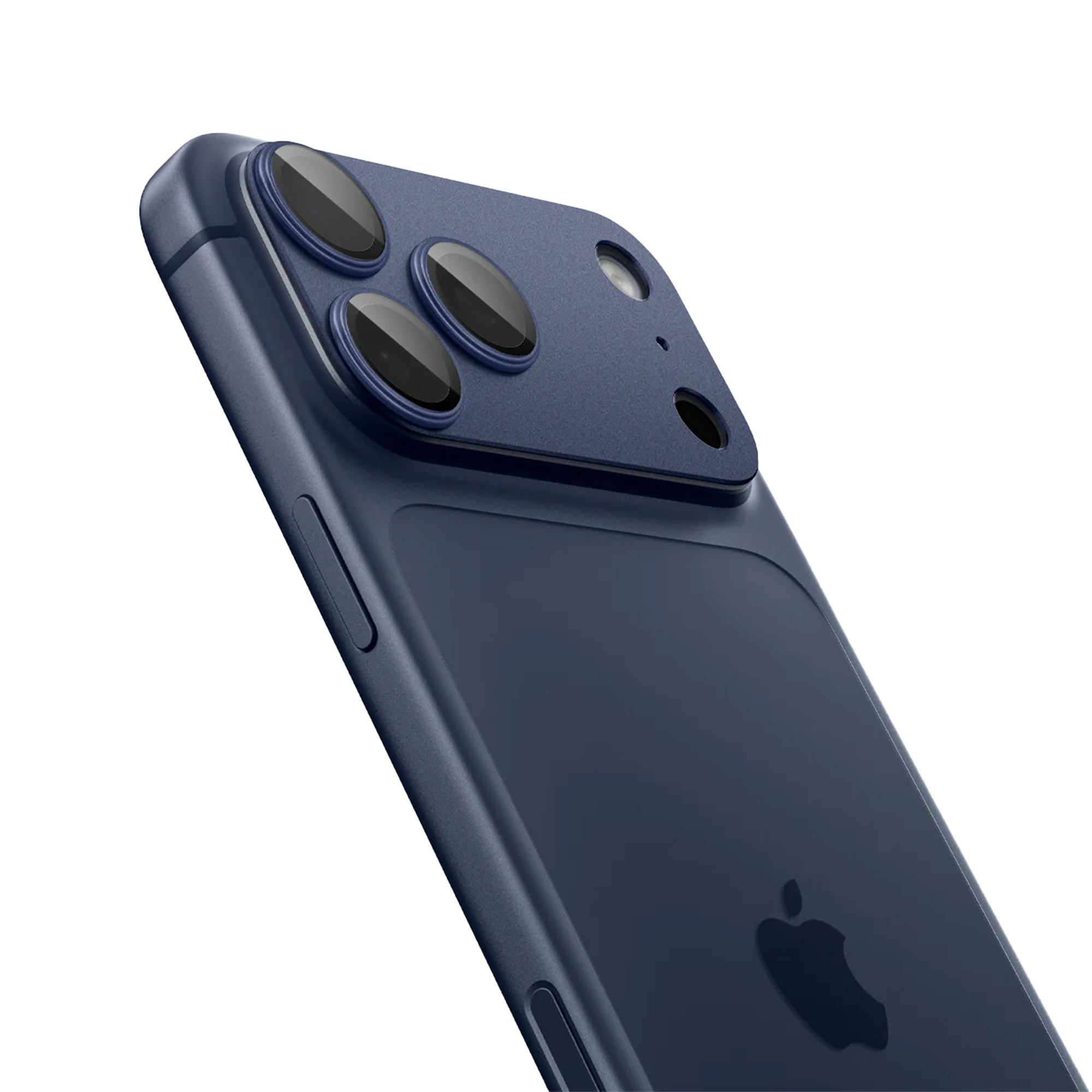 Een donkerblauwe iPhone met drievoudige cameralenzen is gekanteld. Het Apple-logo is zichtbaar.