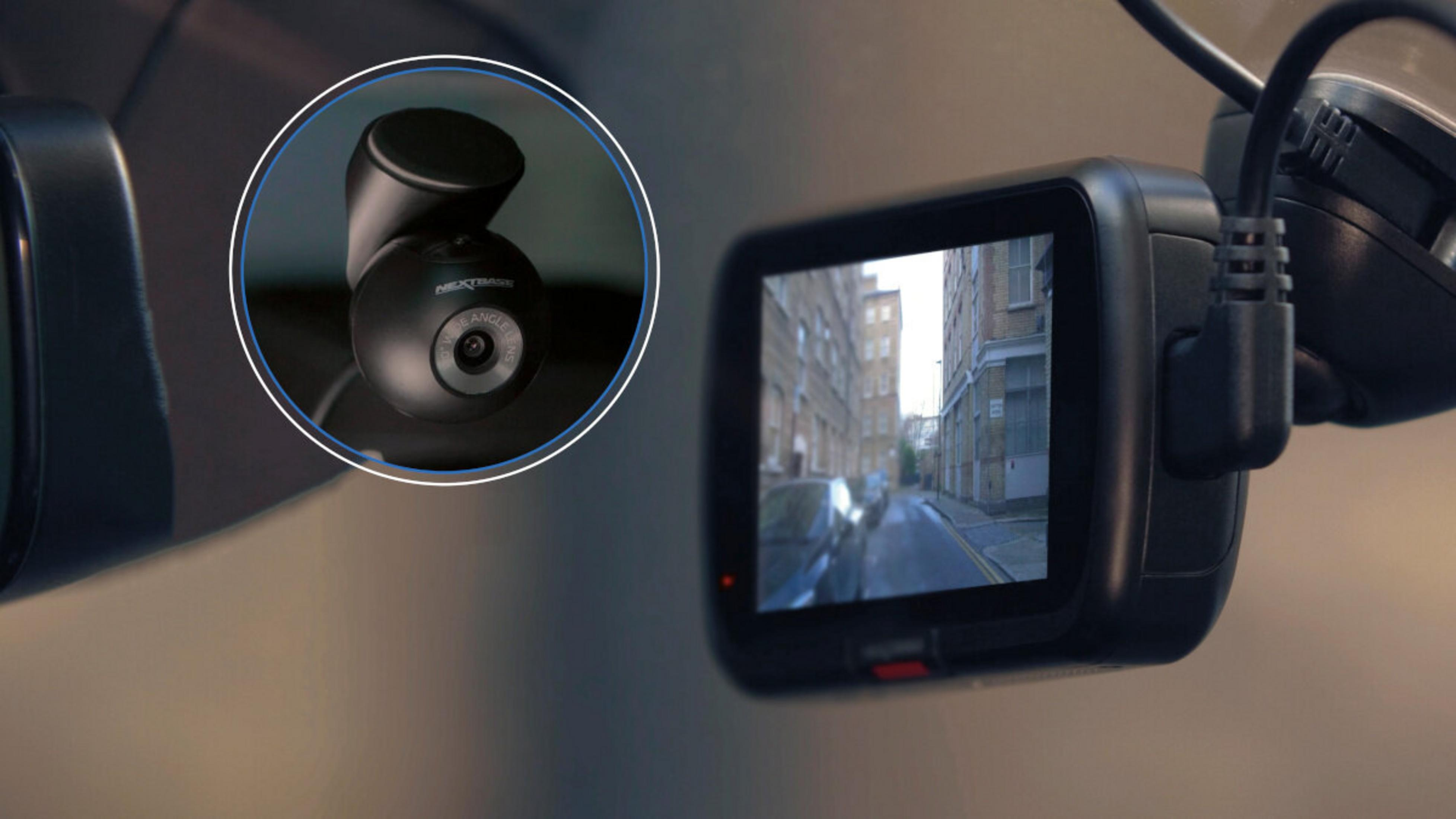 Ein Auto-Dashcam zeigt eine Straßenansicht. Eine Kamera befindet sich in einem Kreis links. Die Szene zeigt Gebäude.