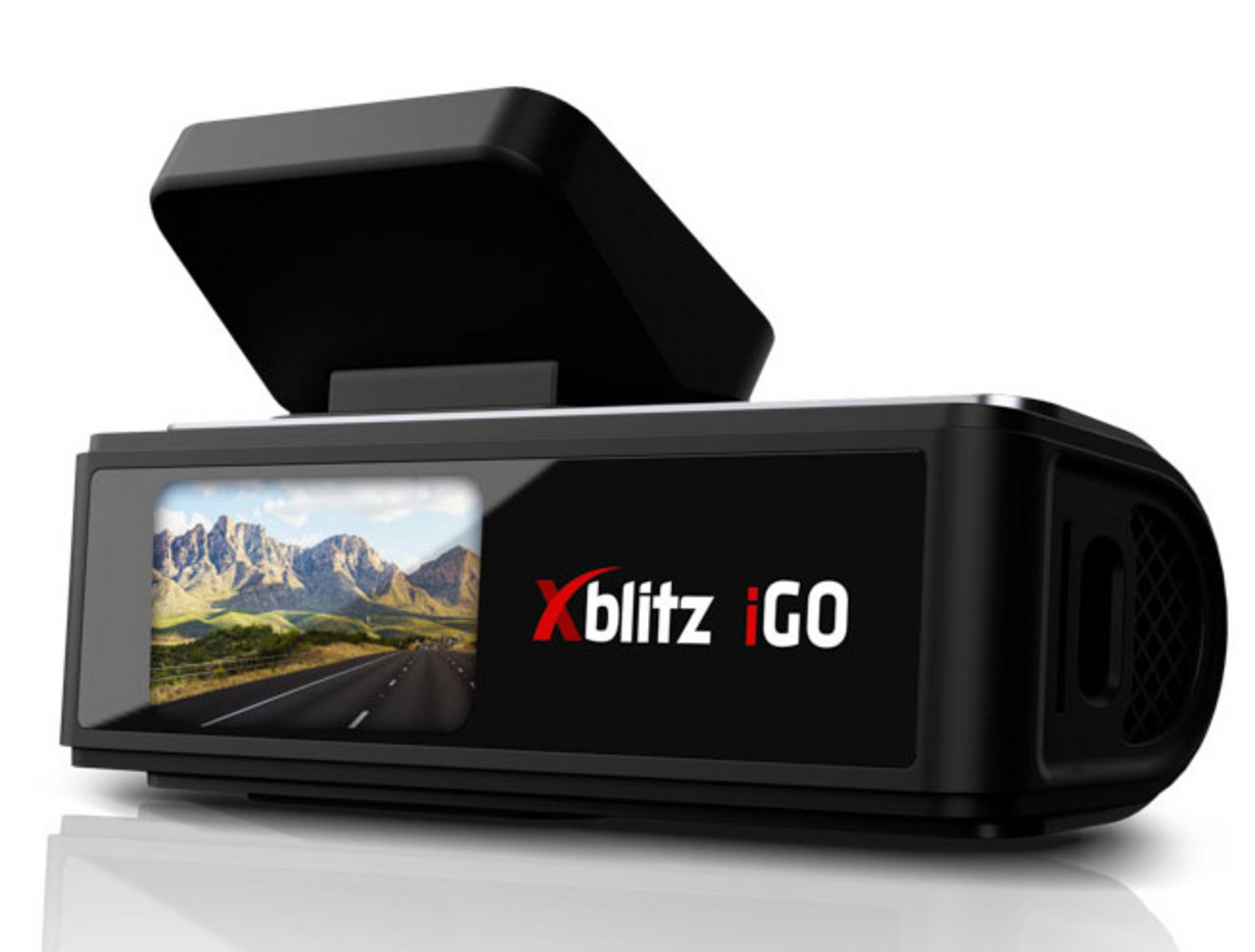Czarna kamera samochodowa z ekranem pokazującym góry i drogę. Posiada logo Xblitz iGO.