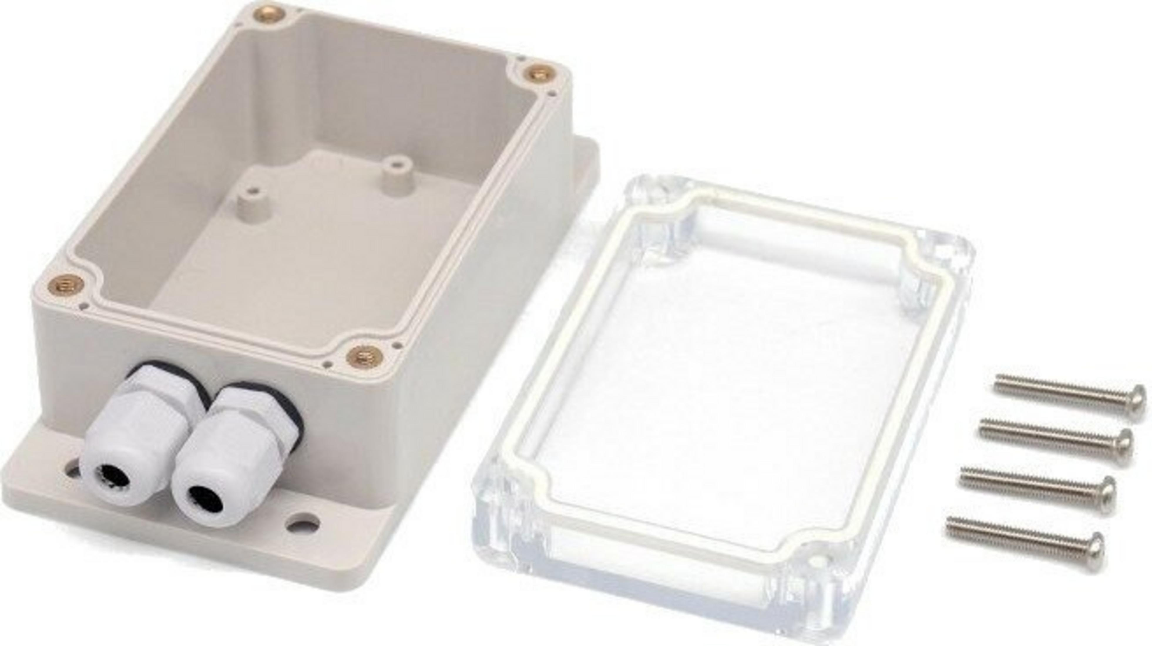 Una scatola elettrica aperta in plastica beige con coperchio trasparente e viti. Sono presenti due pressacavi bianchi.