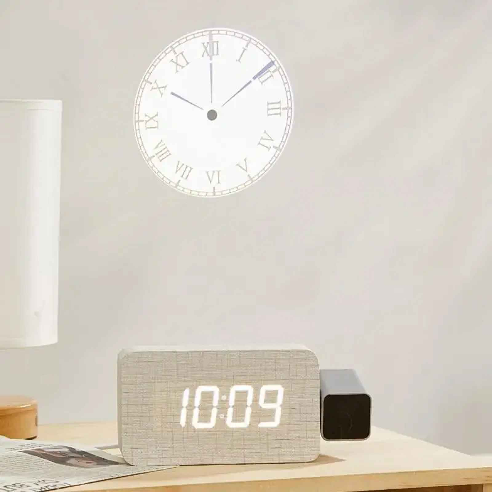 Eine Uhr, die die Zeit anzeigt, ein Wecker mit der Anzeige 10:09 und eine Lampe auf einer Holzoberfläche. Der Hintergrund ist weiß.