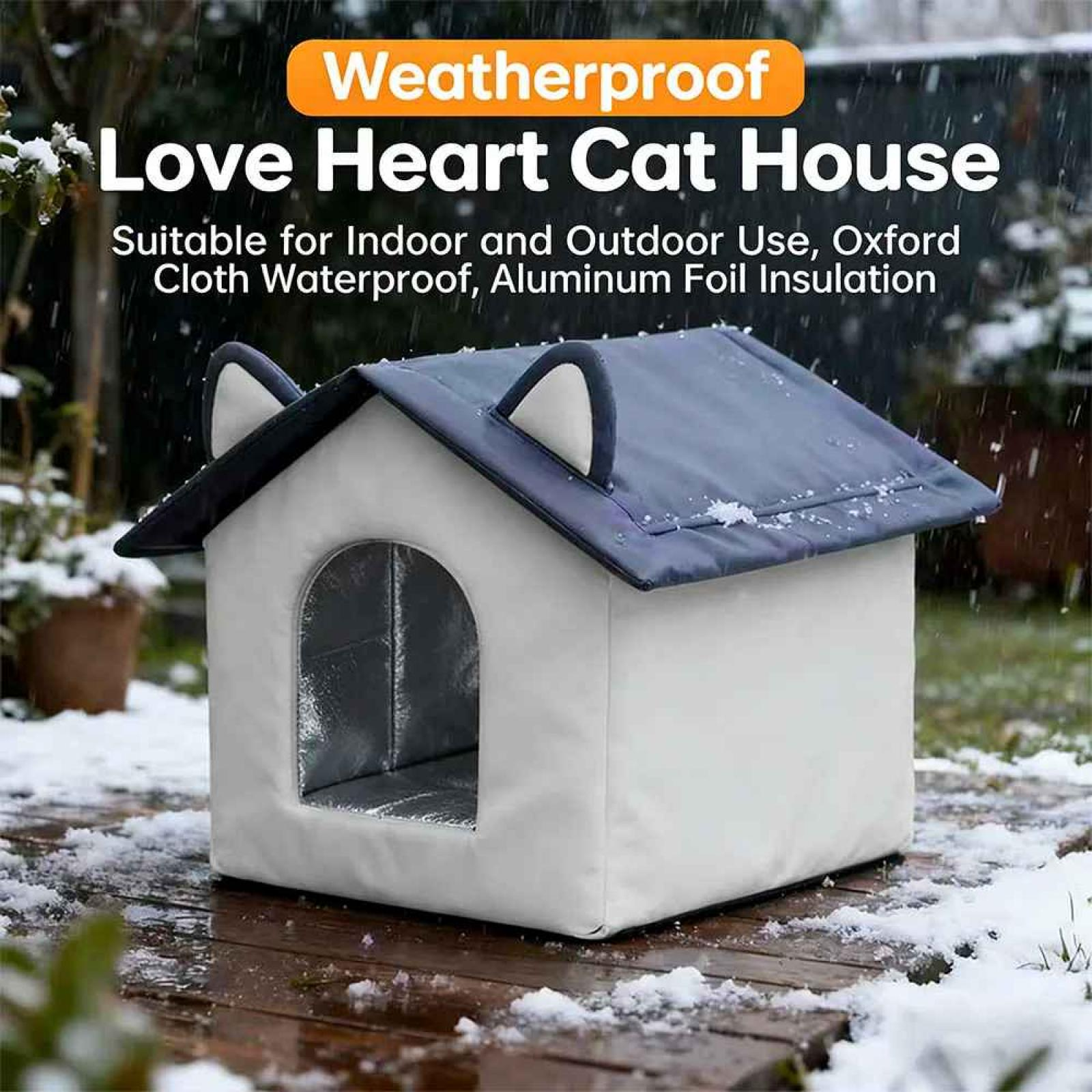 Ein weißes Katzenhaus mit blauem Dach und Ohren in einer verschneiten Umgebung.