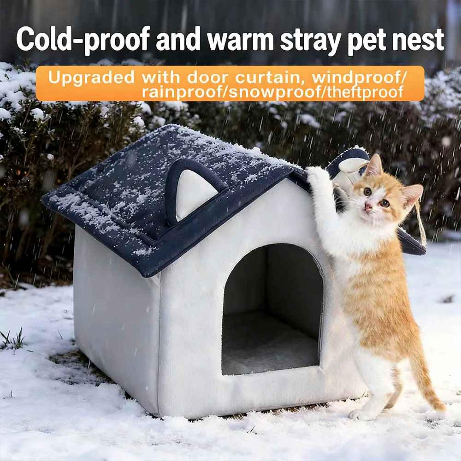 Eine Katze steht neben einem schneebedeckten Tierhaus. Das Haus ist weiß mit einem dunkelblauen Dach. Schnee bedeckt den Boden.