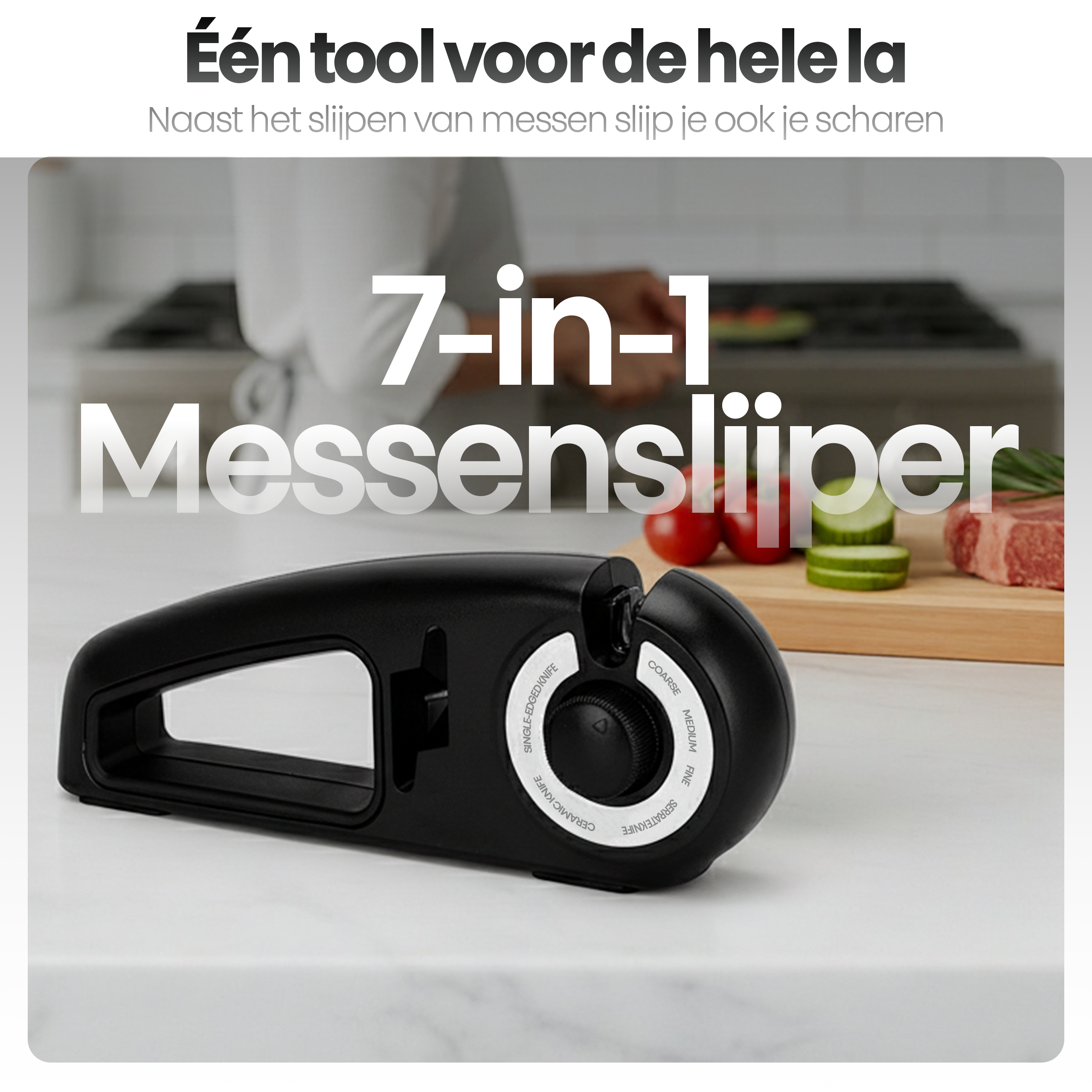 Zwarte messenslijper. Gehakte groenten en vlees op een houten plank. Tekst in het Nederlands.