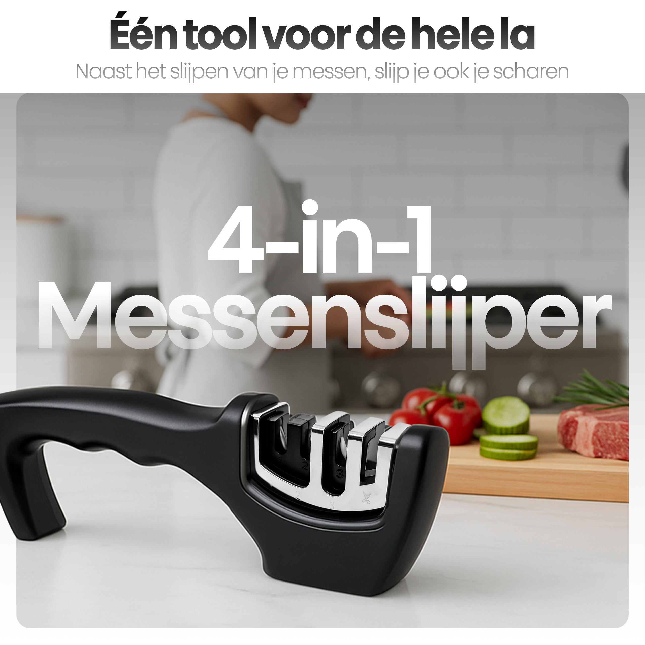 Een zwarte 4-in-1 messenslijper staat op een wit aanrecht. Gesneden groenten, vlees en tomaten op de achtergrond.