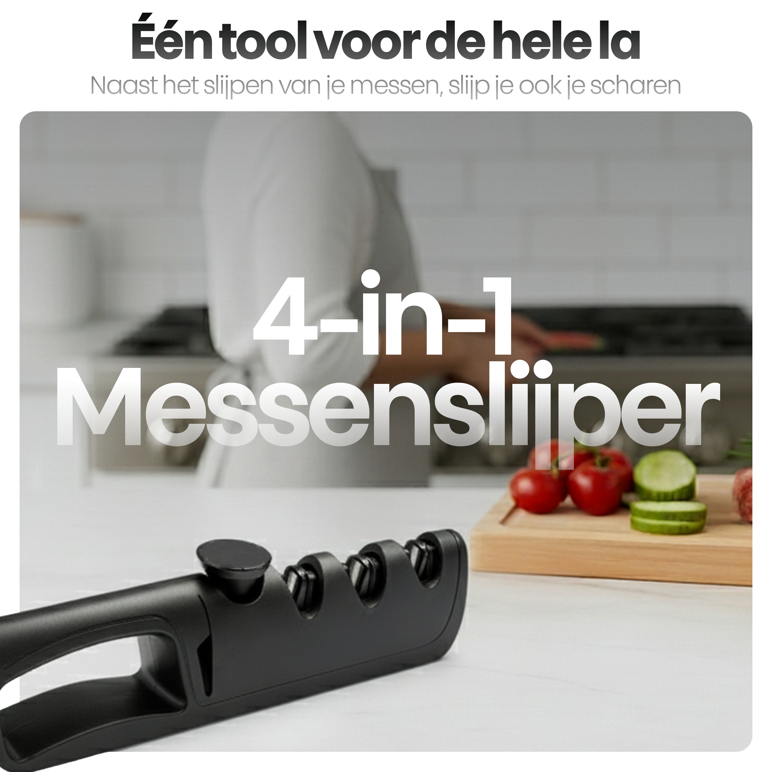 Een zwarte messenslijper op de voorgrond. Tomaten en komkommerschijfjes op een houten snijplank.