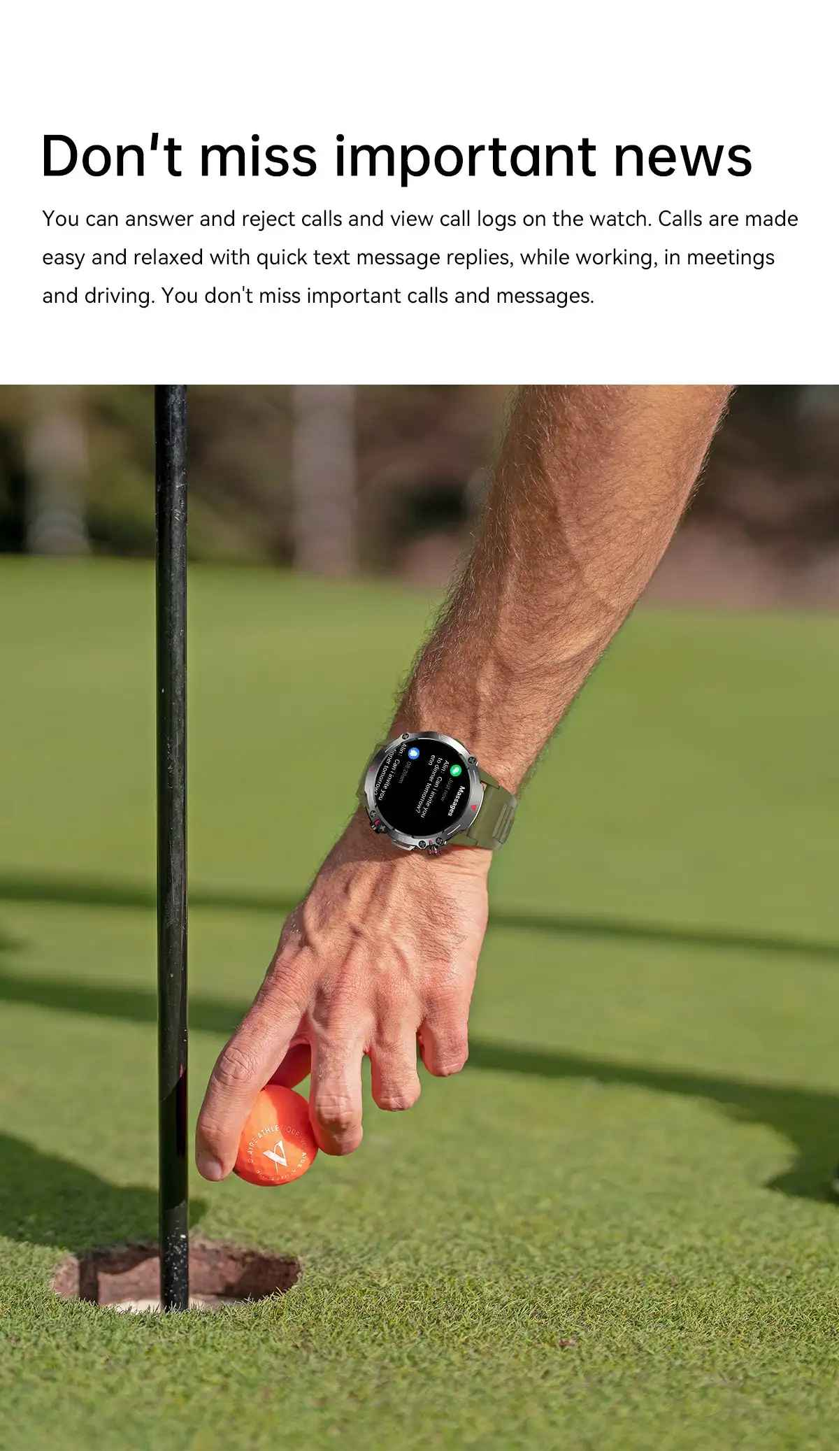 Ein Mann mit einer Uhr am Handgelenk hält einen orangefarbenen Golfball in der Nähe eines Lochs auf einem grünen Feld.