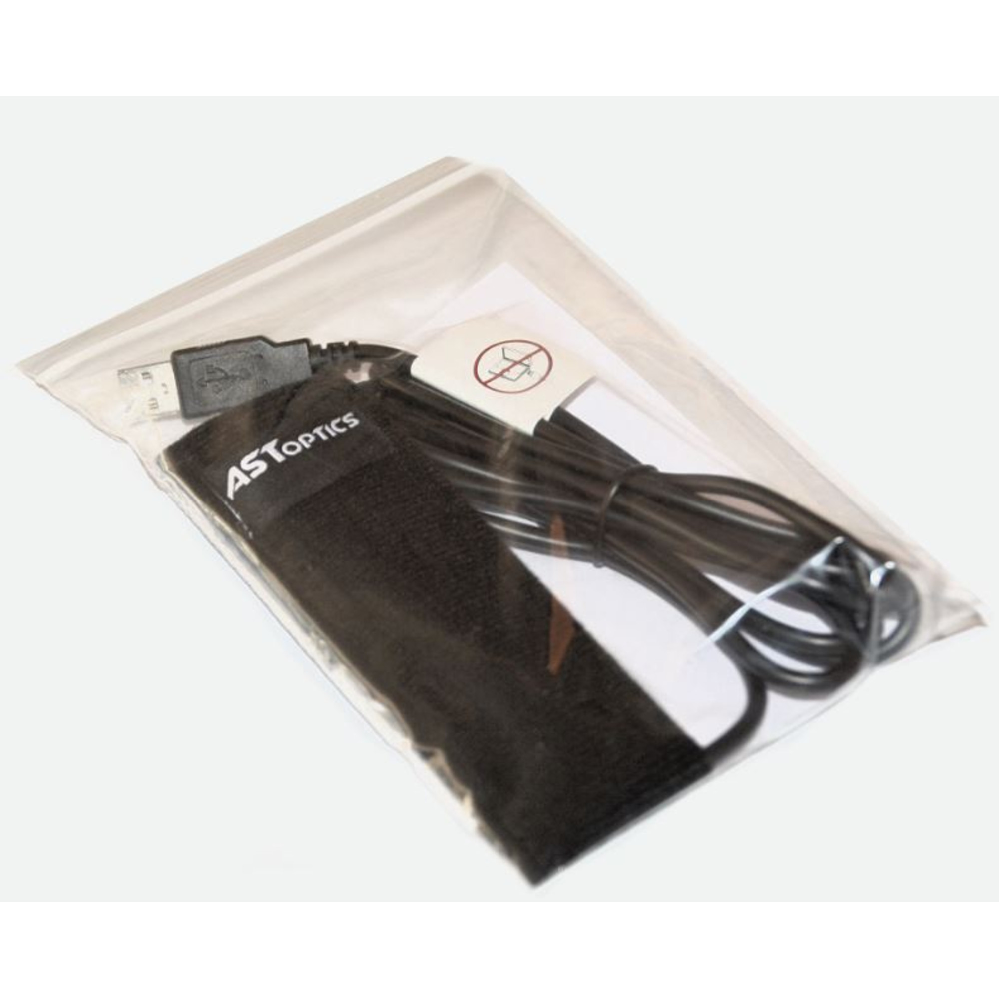 Eine transparente Plastiktüte enthält ein schwarzes Kabel mit USB-Anschluss, eine schwarze Stoffhülle und ein weißes Etikett.