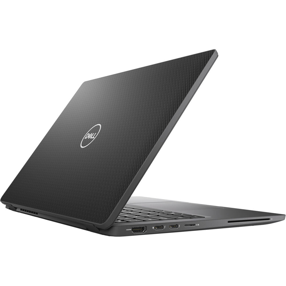 Een donkergrijze Dell-laptop is opengeklapt en iets schuin. Het Dell-logo is zichtbaar. Poorten zitten aan de zijkant. De deksel heeft een textuurpatroon.