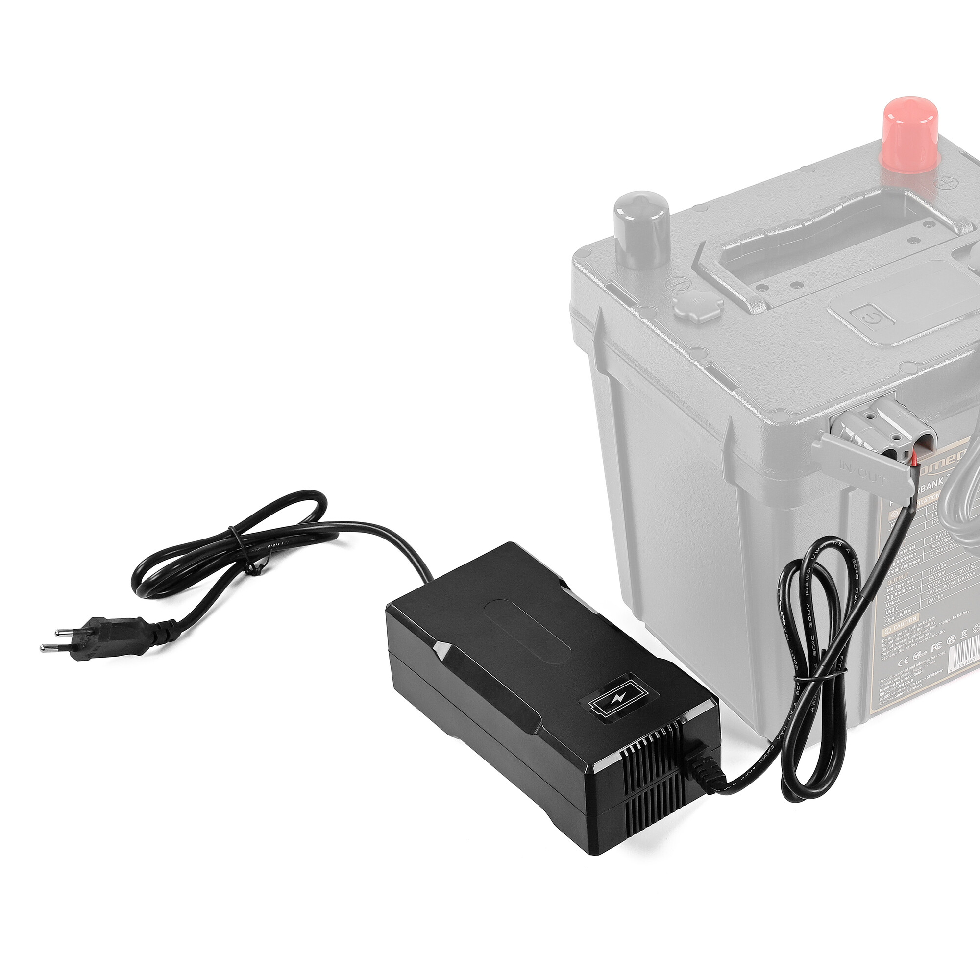 Ein schwarzes Batterieladegerät, das mit einer grauen Batterie verbunden ist. Das Ladegerät hat ein Netzkabel und ein Ladekabel.