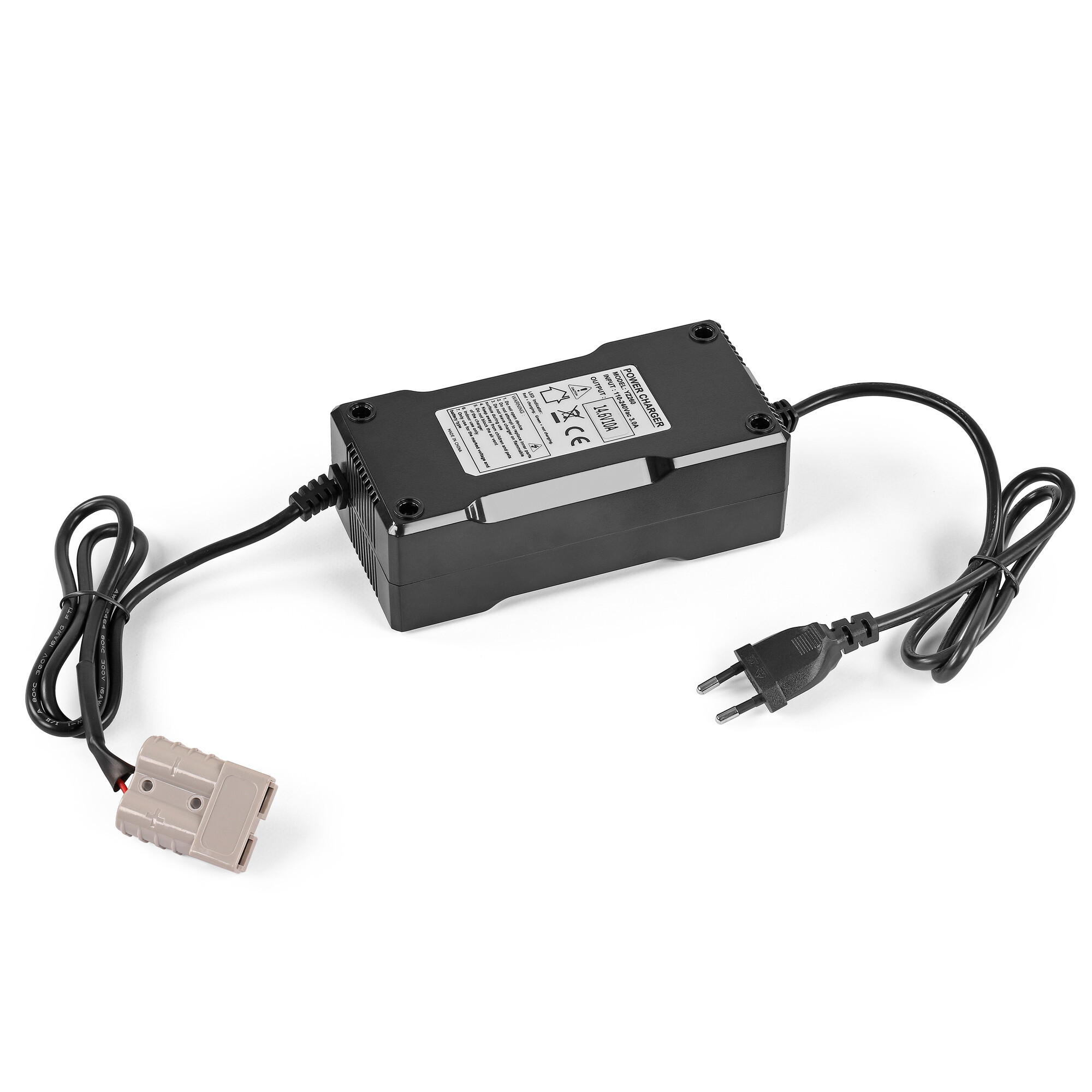 Ein schwarzes Ladegerät mit Kabeln, einem Stecker und einem Anschluss auf weißem Hintergrund.