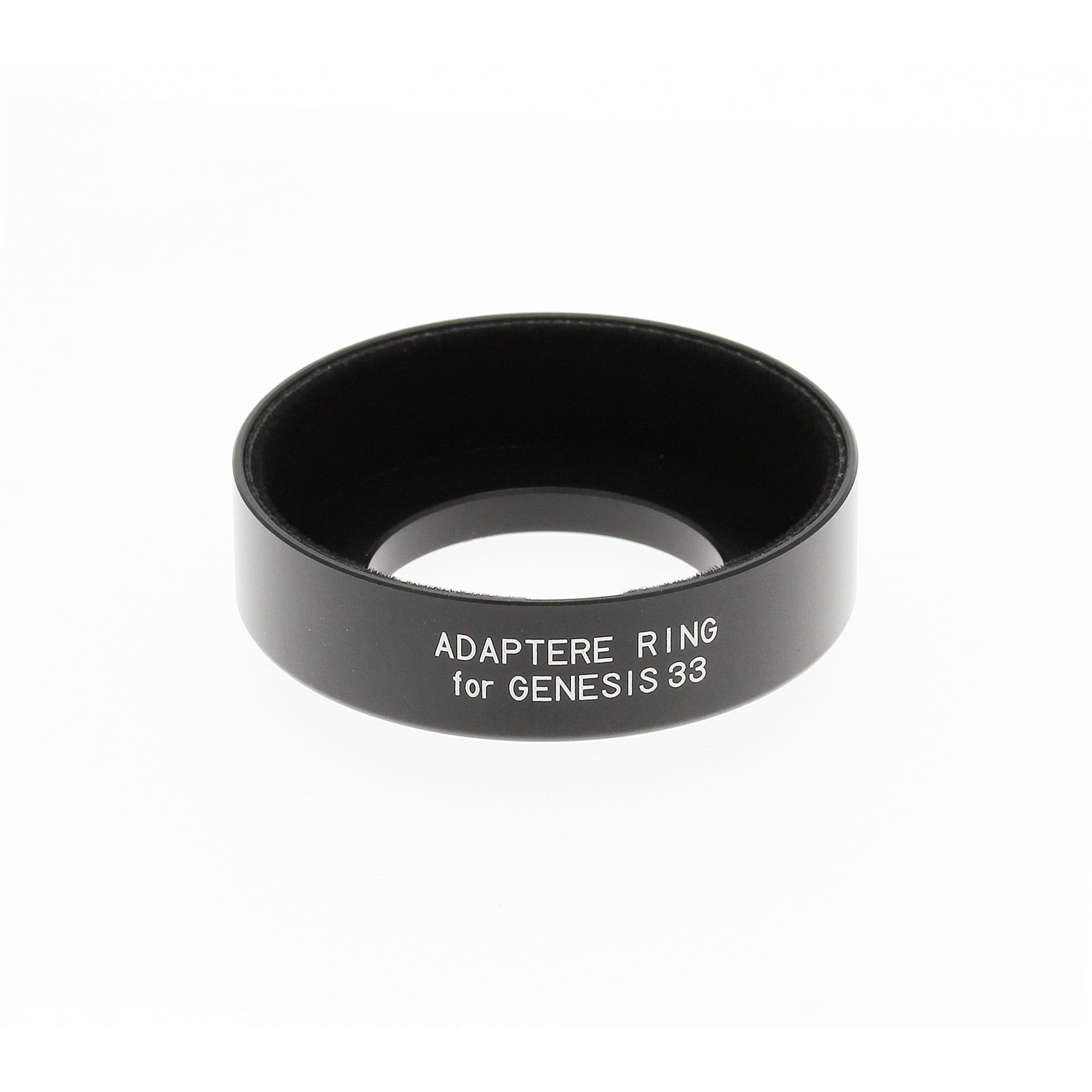 Ein schwarzer Adapterring für Genesis 33 auf weißem Hintergrund. Der Text auf dem Ring lautet 'ADAPTERE RING for GENESIS 33'.