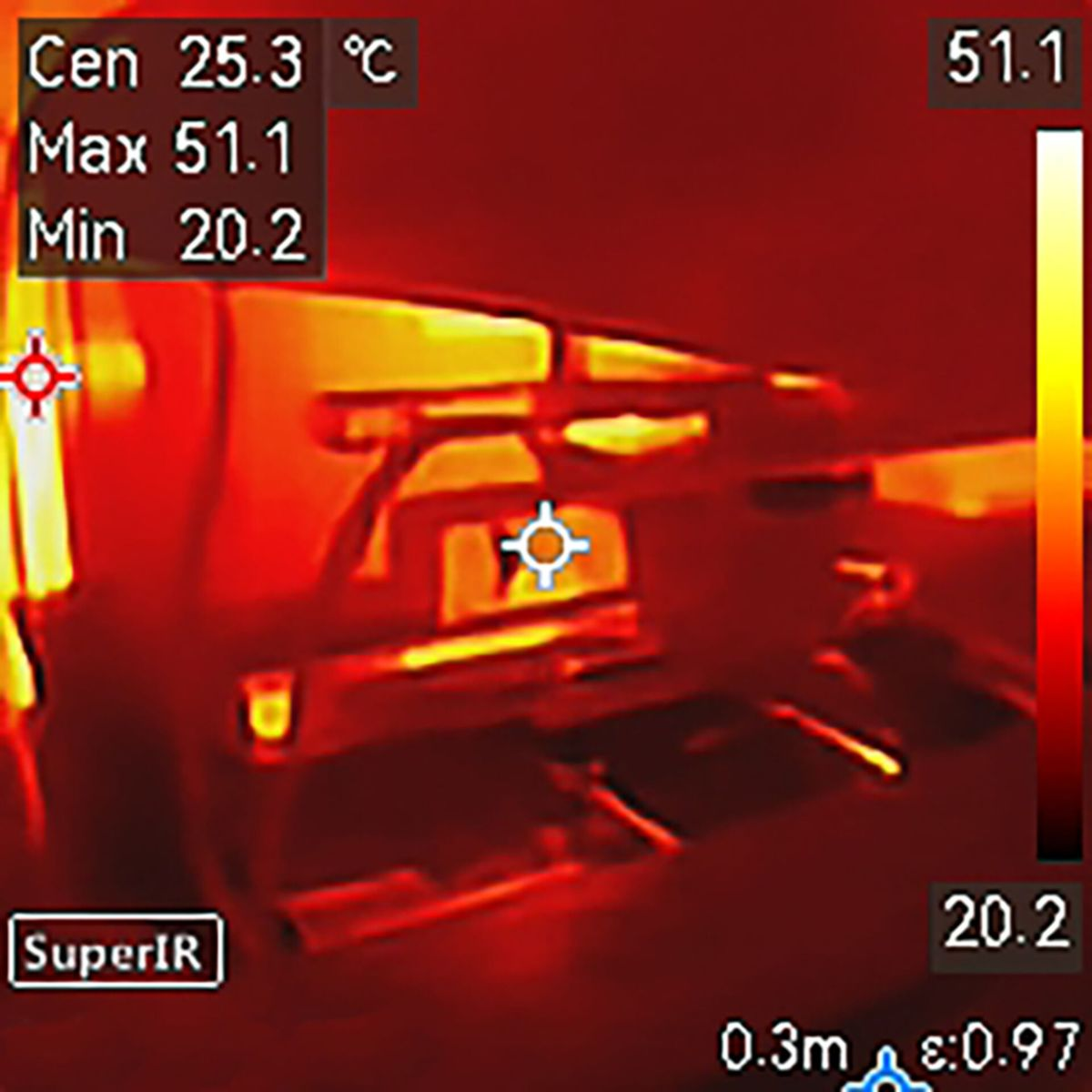Wärmebild zeigt ein Auto. Temperaturen reichen von 20,2 bis 51,1 Grad Celsius. Das SuperIR-Logo ist sichtbar.