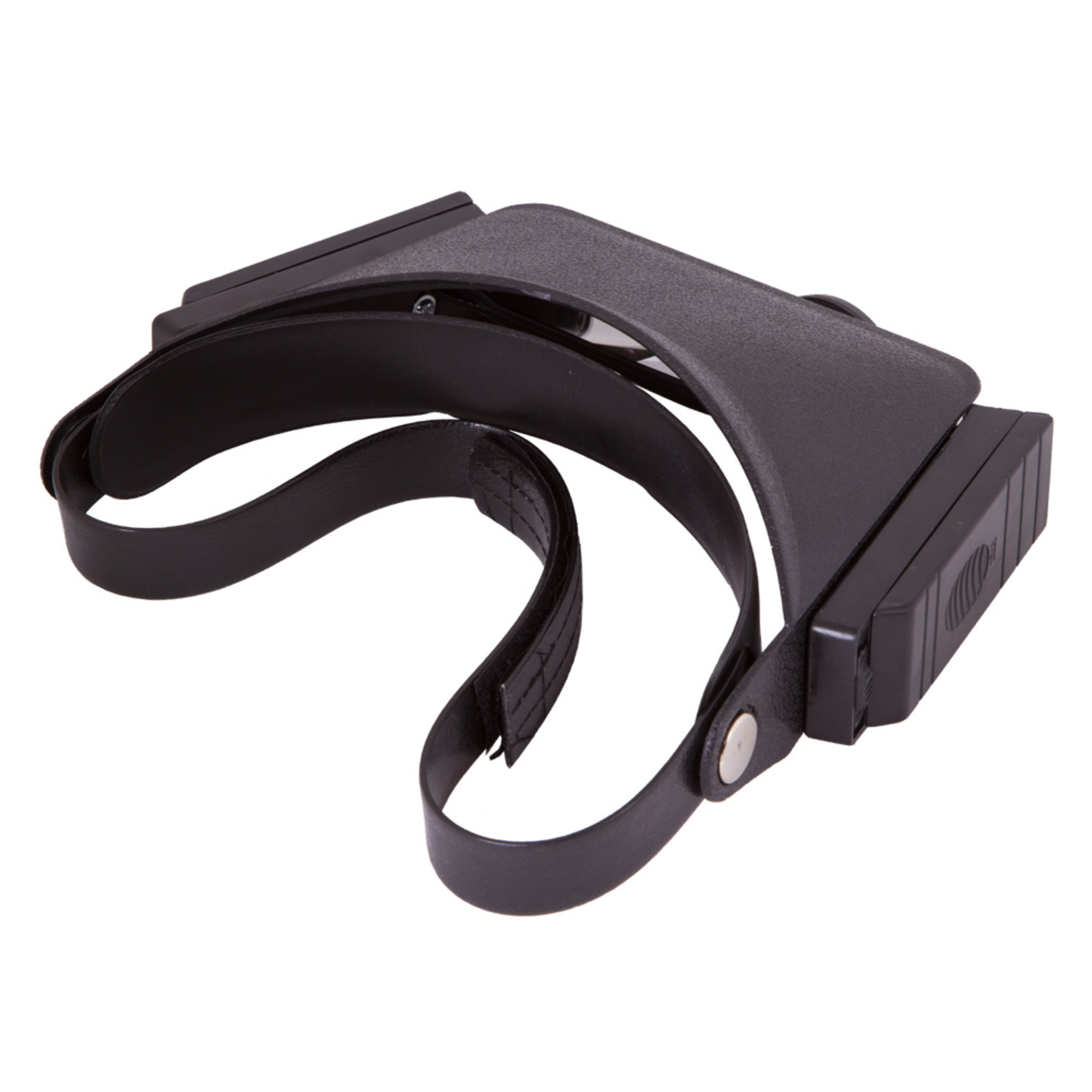 Schwarzes VR-Headset auf weißem Hintergrund. Es hat ein Kopfband und ein Visier. Die Riemen sind gebogen und das Visier ist abgewinkelt.
