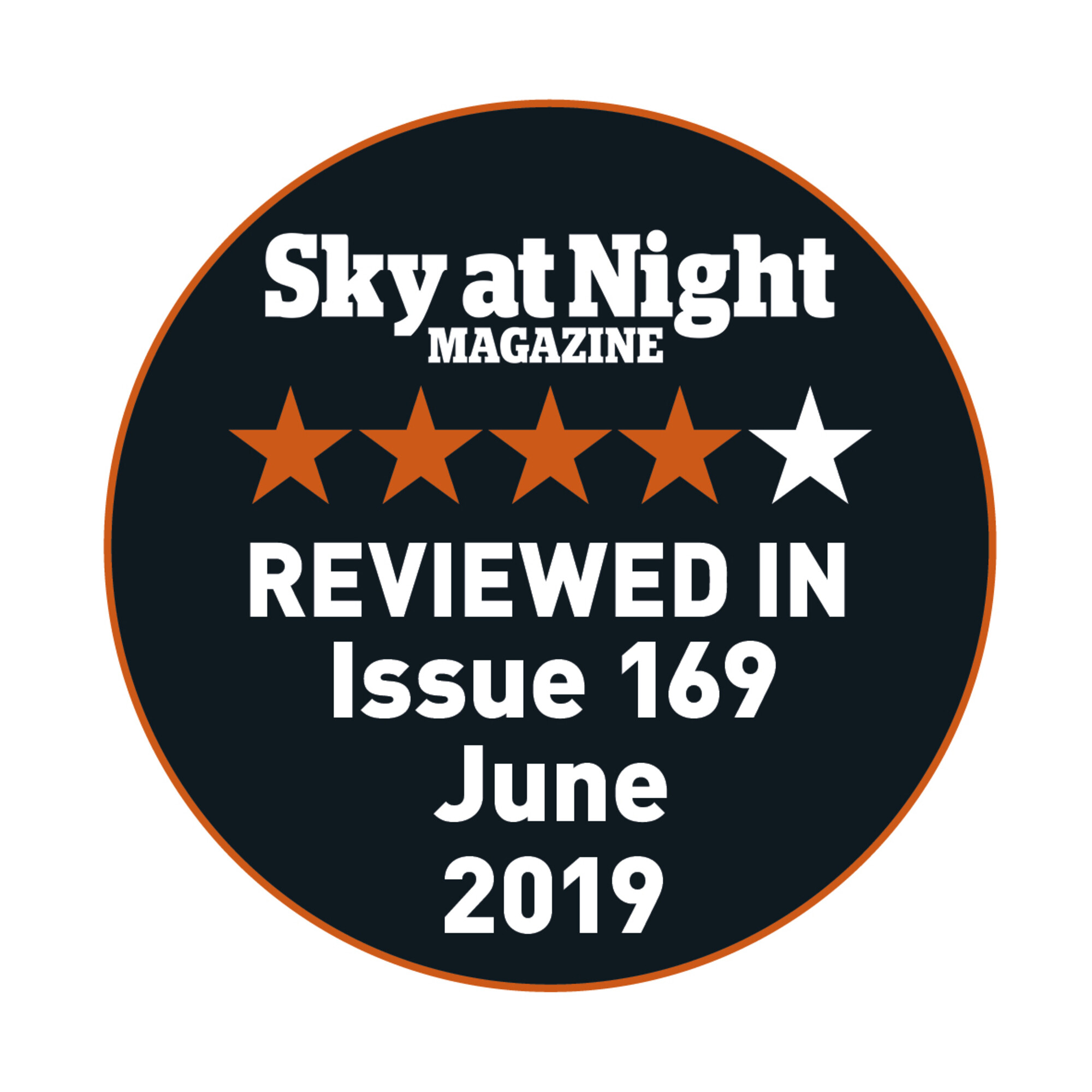 Rundes Logo für das Sky at Night Magazine. Es hat fünf Sterne, davon einer weiß. Es steht: 'Besprochen in Ausgabe 169 Juni 2019'.