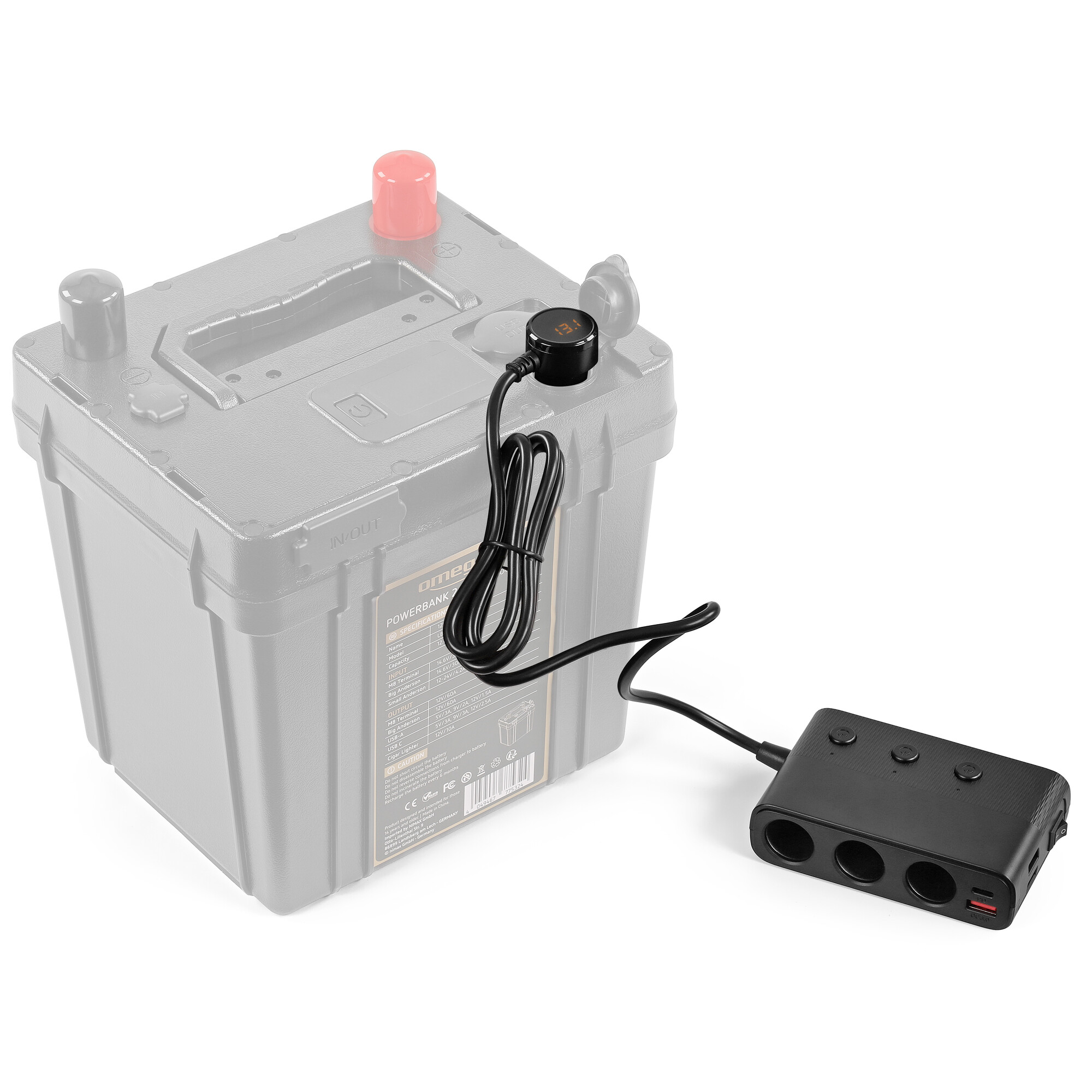 Eine schwarze Powerbank, die mit einer grauen Batterie mit roten und schwarzen Anschlüssen verbunden ist. Die Powerbank hat drei Ausgangsanschlüsse.